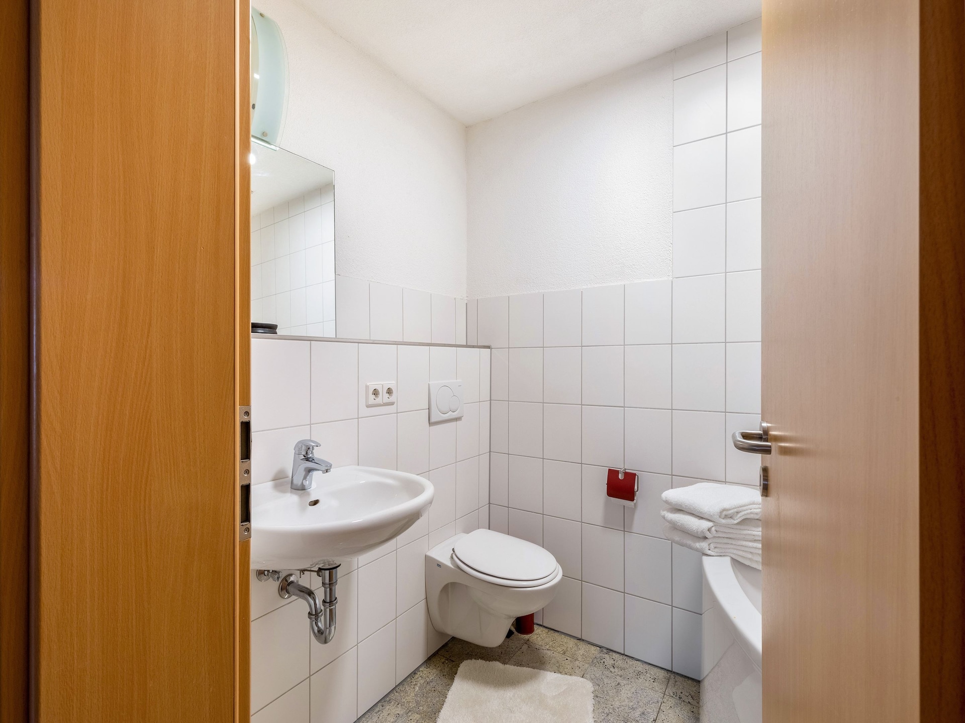 Gedurfd rood-zwart appartement bij kasteel Altshausen - foto 15
