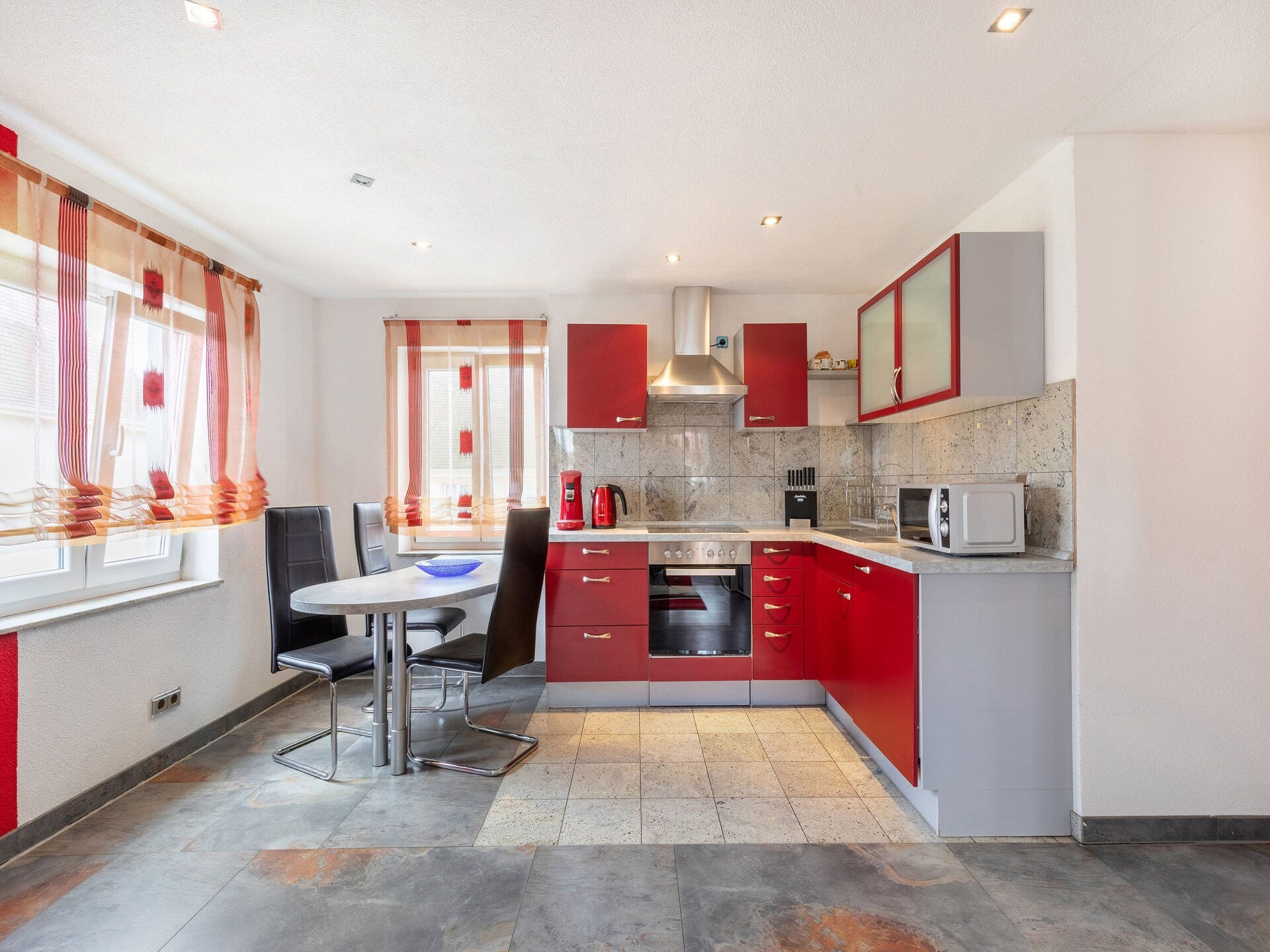 Gedurfd rood-zwart appartement bij kasteel Altshausen - foto 5