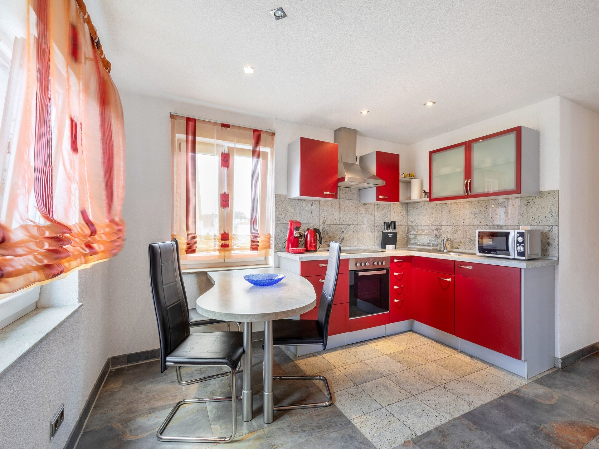 Gedurfd rood-zwart appartement bij kasteel Altshausen - foto 11