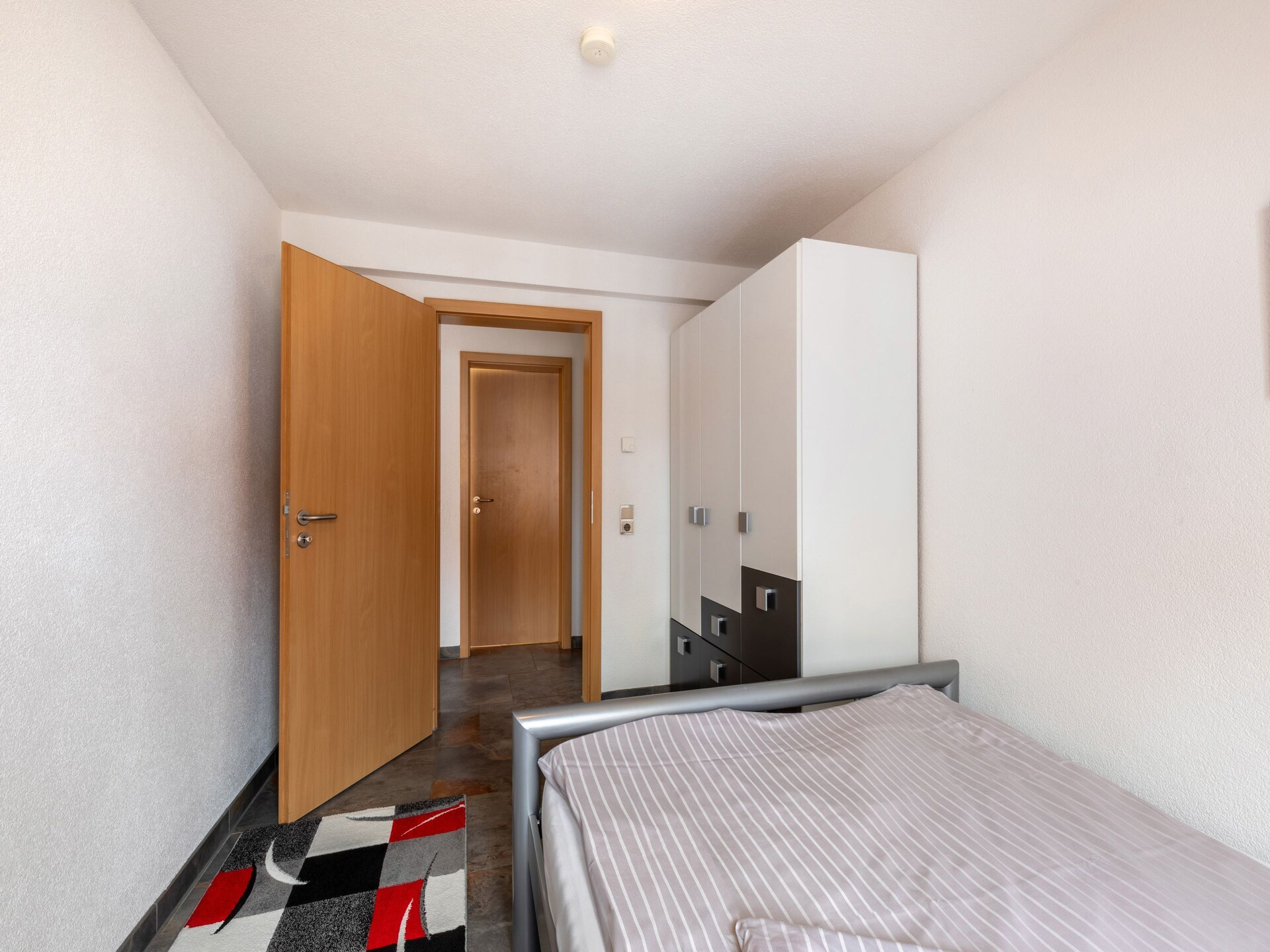 Gedurfd rood-zwart appartement bij kasteel Altshausen - foto 9