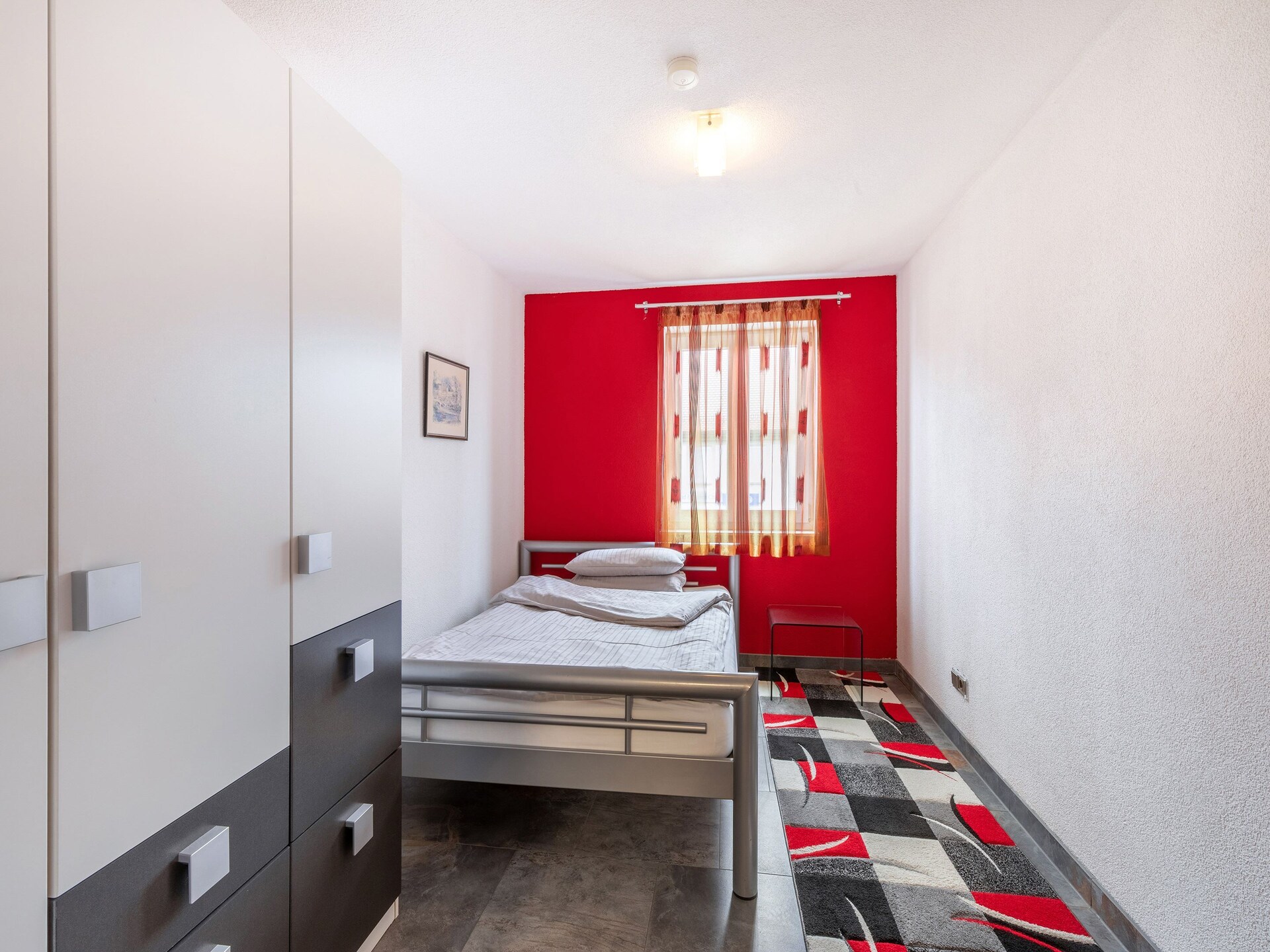 Gedurfd rood-zwart appartement bij kasteel Altshausen - foto 13