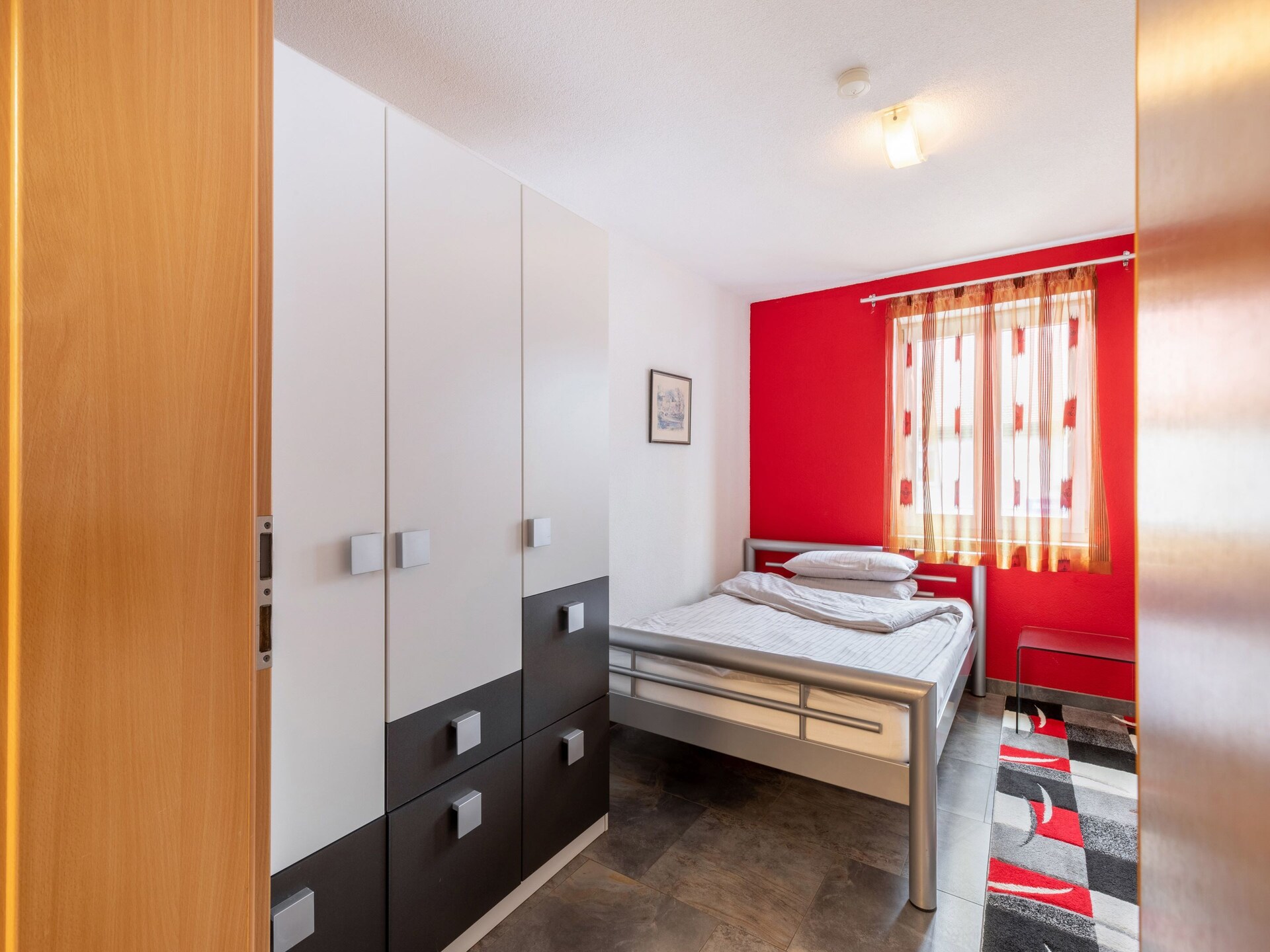 Gedurfd rood-zwart appartement bij kasteel Altshausen - foto 3