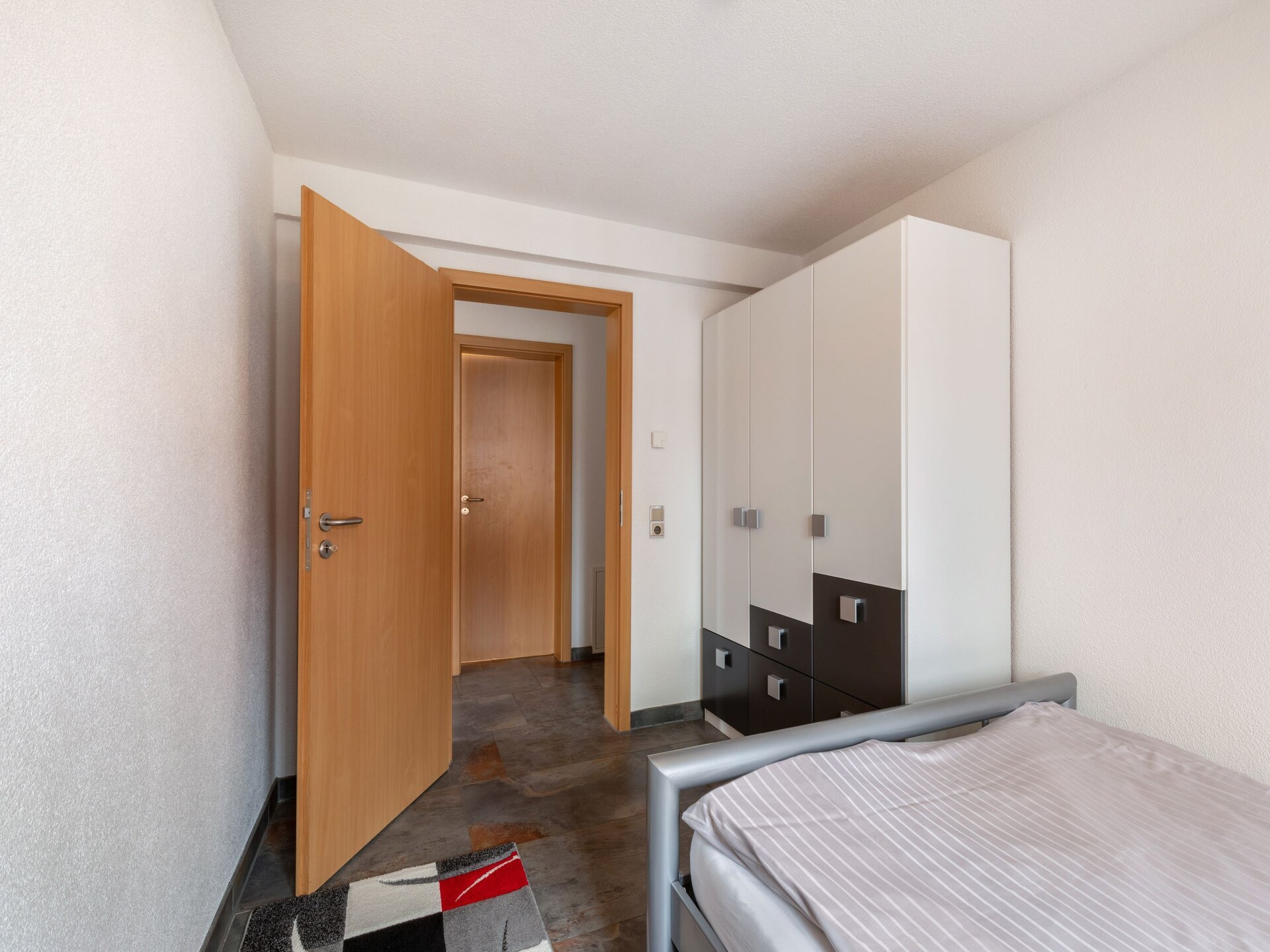 Gedurfd rood-zwart appartement bij kasteel Altshausen - foto 7