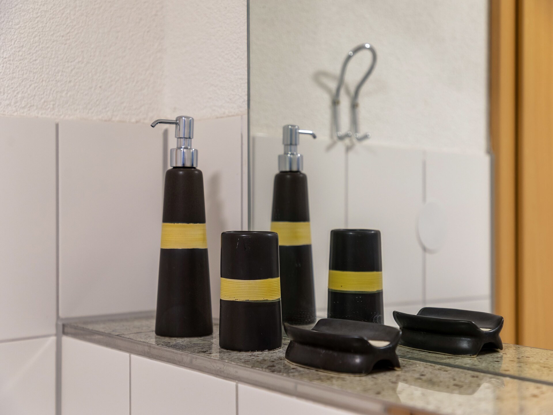 Gedurfd rood-zwart appartement bij kasteel Altshausen - foto 40