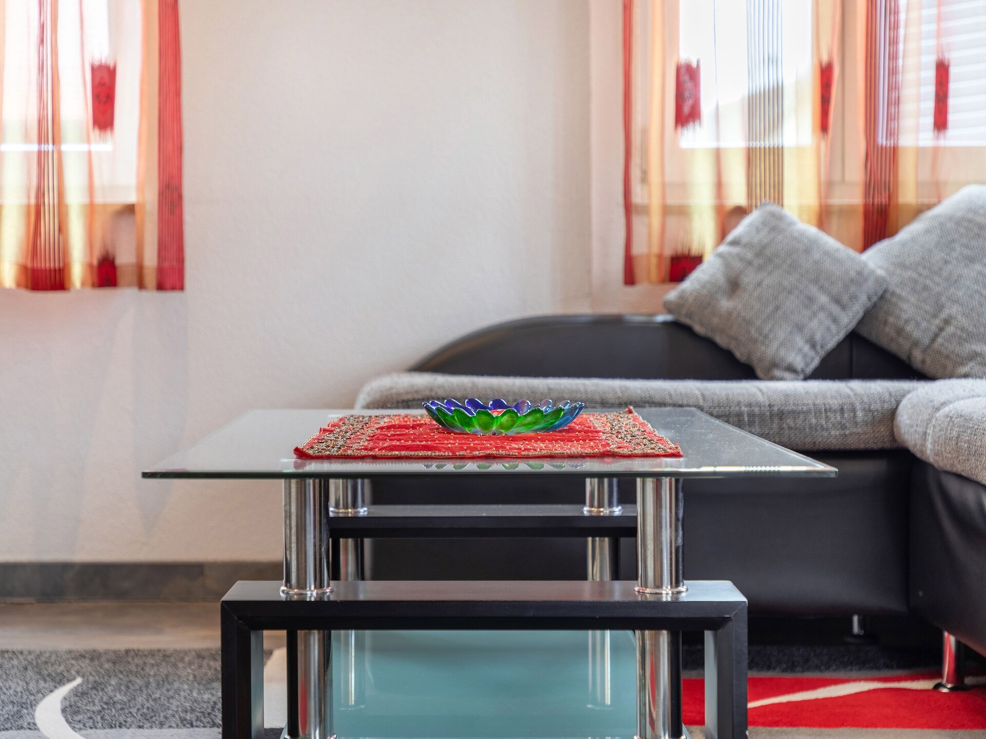 Gedurfd rood-zwart appartement bij kasteel Altshausen - foto 39
