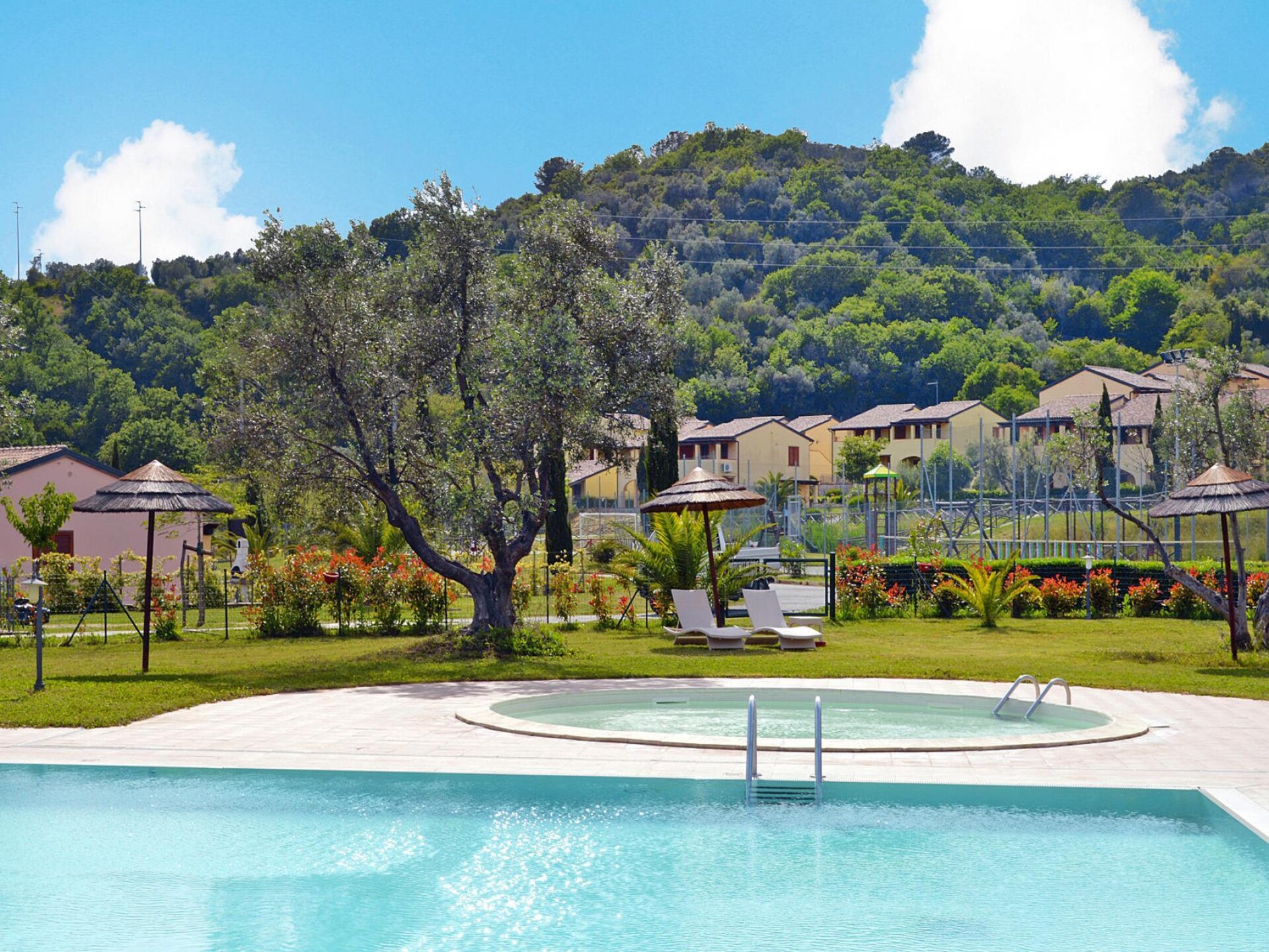 Toscaans appartement op vakantiepark met zwembad, 12 km van zee - foto 1
