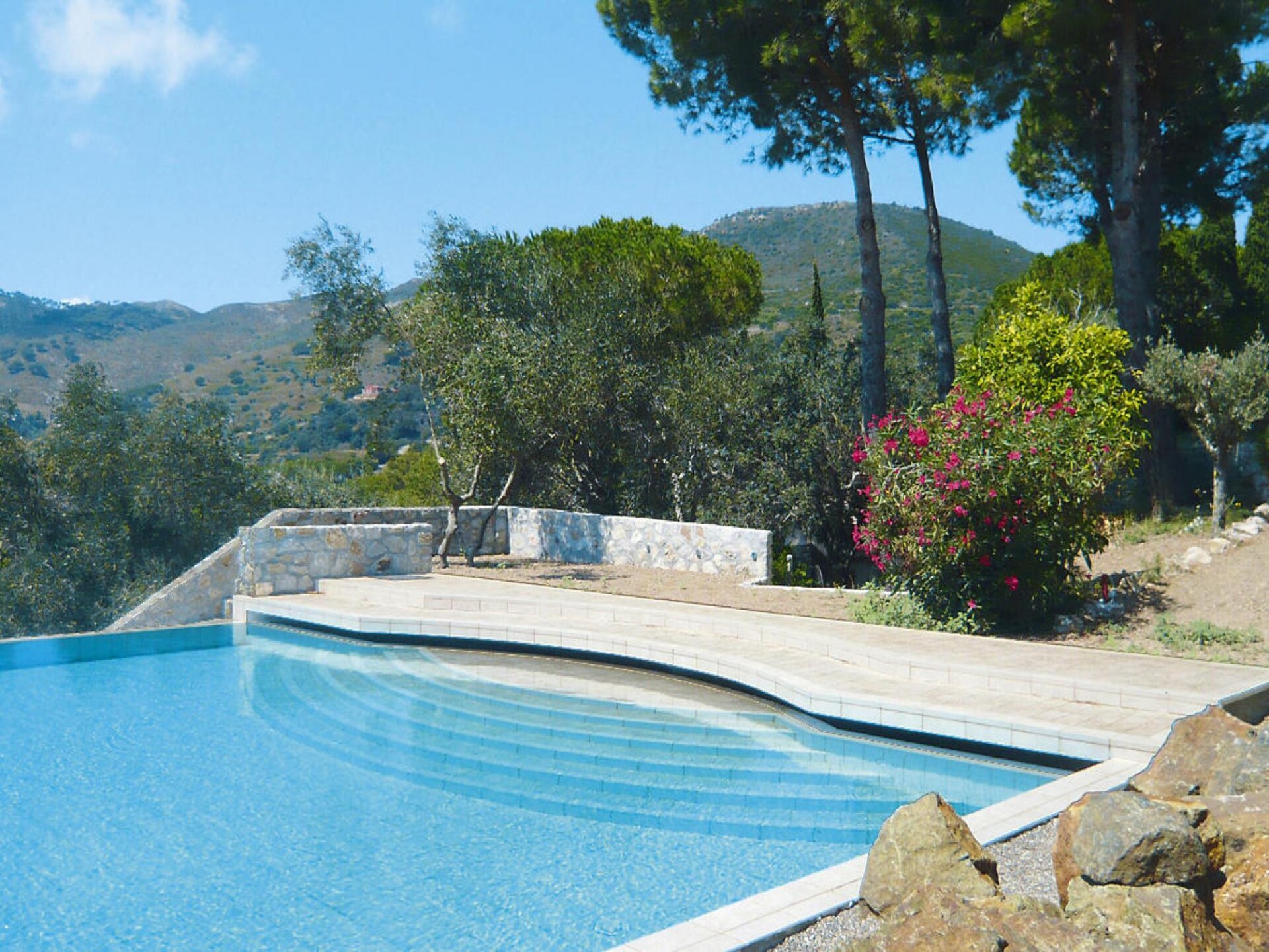 Vrijstaande villa met gedeeld zwembad en uitzicht op Rio nell'Elba - foto 16