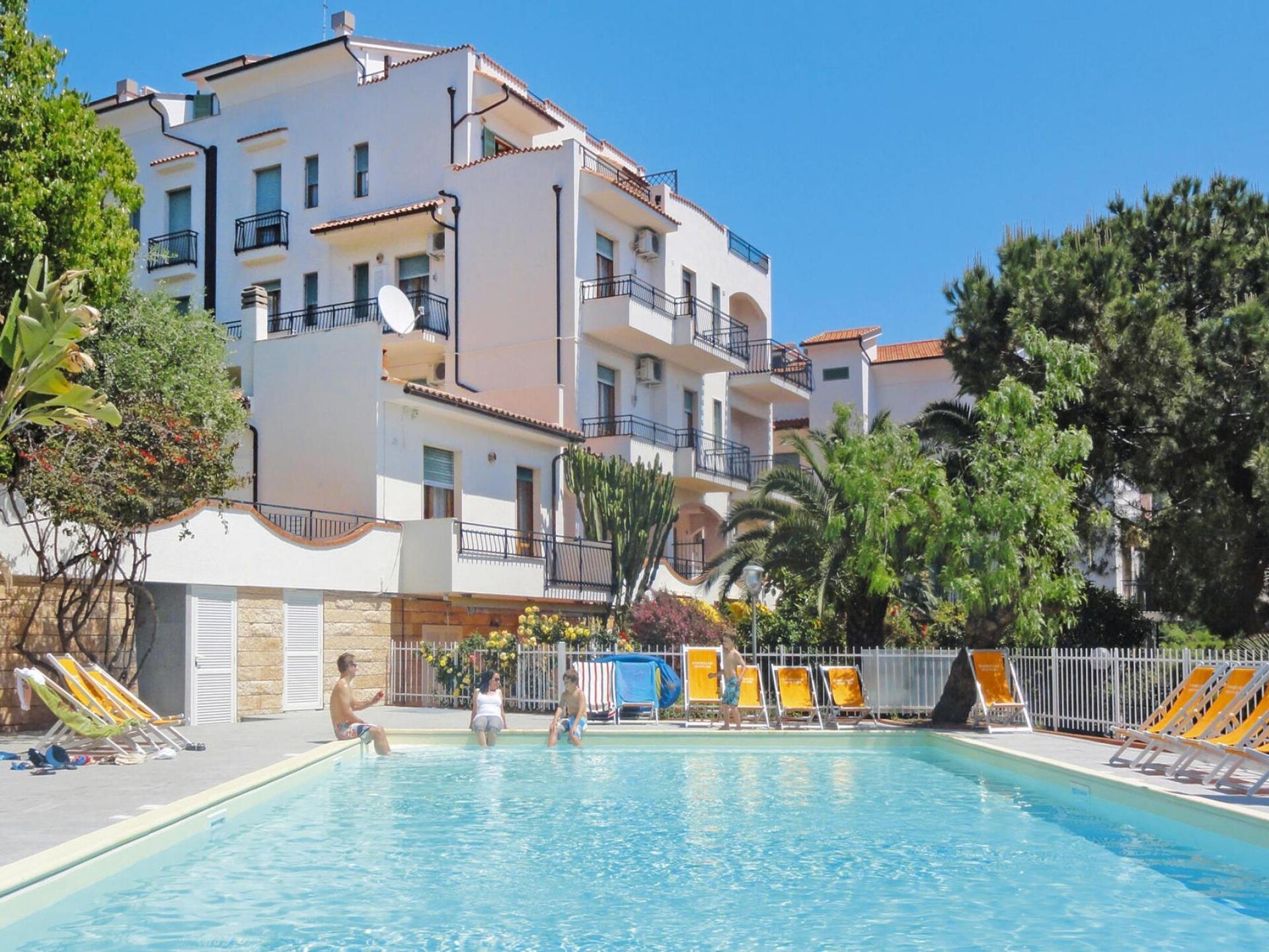 Zonnig appartement op vakantiepark met zwembad, 900m van zee in Pietra Ligure - foto 1