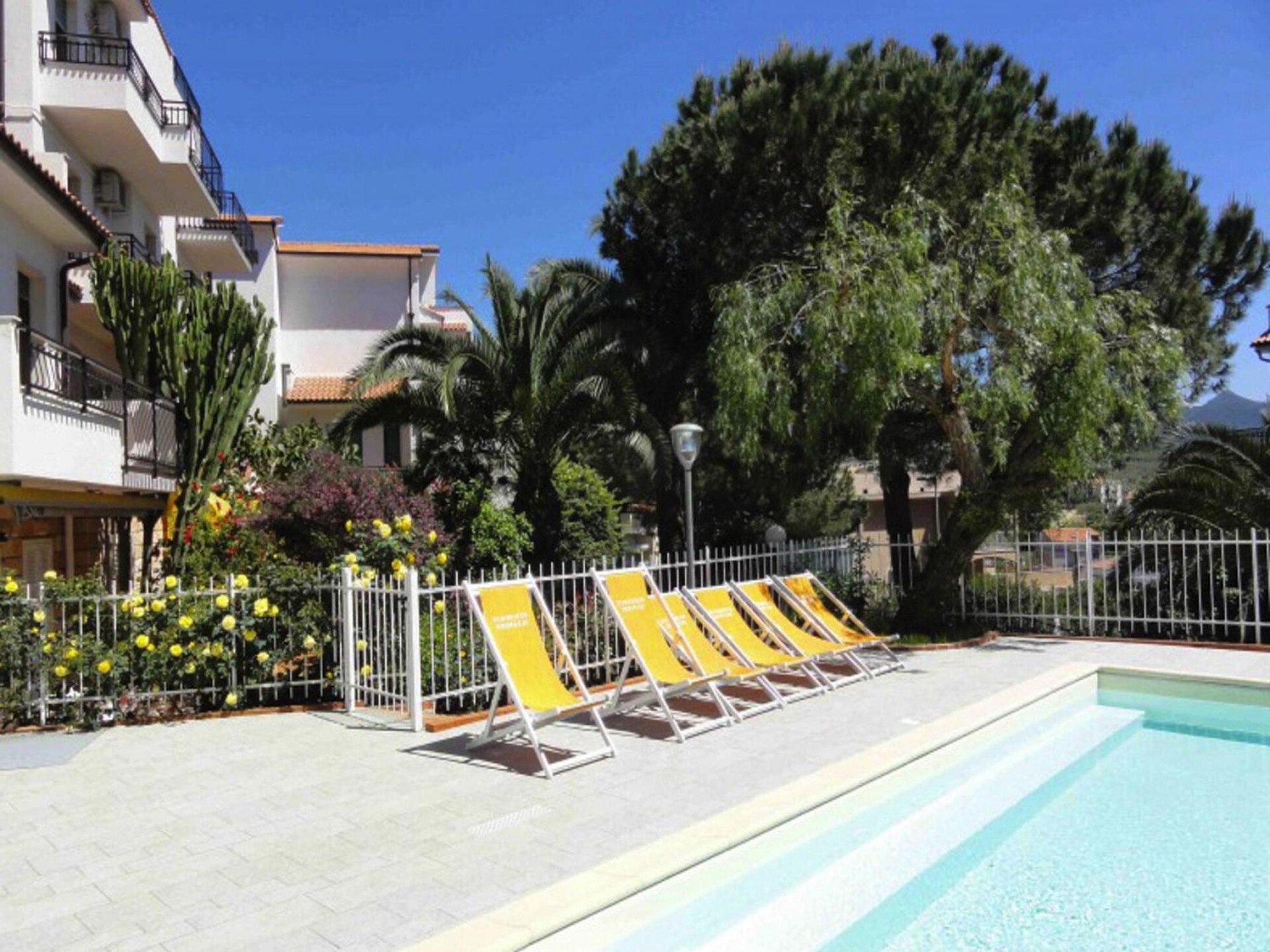 Zonnig appartement op vakantiepark met zwembad, 900m van zee in Pietra Ligure - foto 10