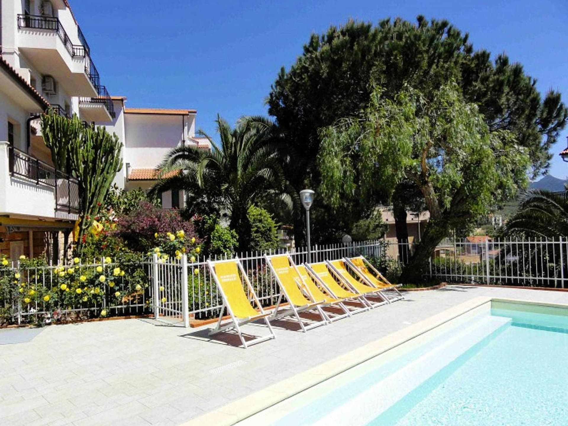 Op 900 m van zee: Zonnig appartement in Pietra Ligure - foto 10