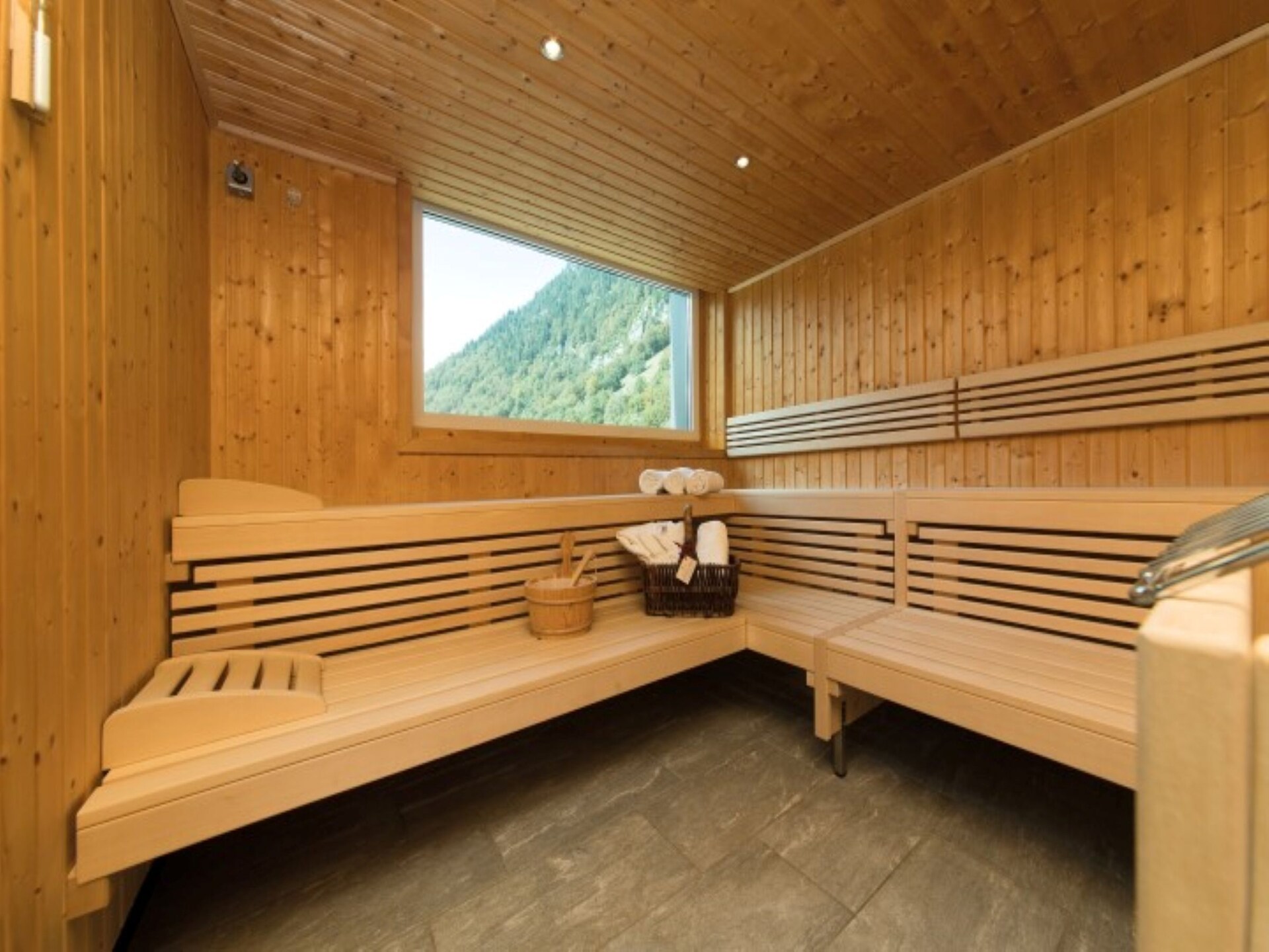 Ruim appartement voor 6 personen bij Klösterle am Arlberg met sauna en tuin - foto 2