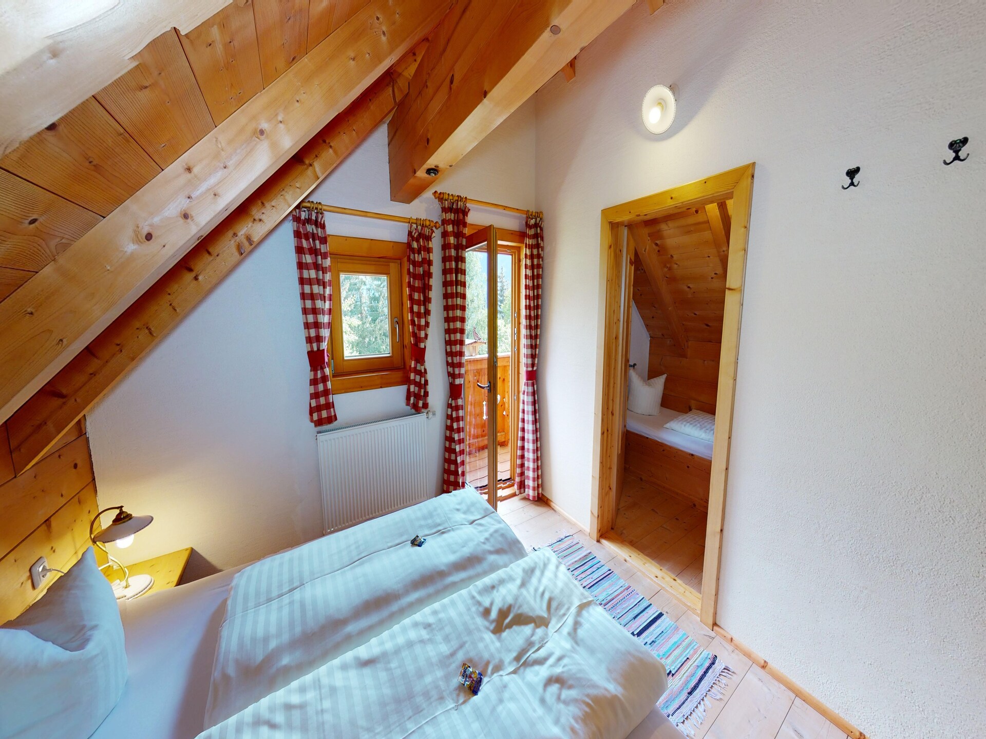 Vrijstaand chalet voor 4 aan de bosrand bij Neukirchen met zwembad - foto 16