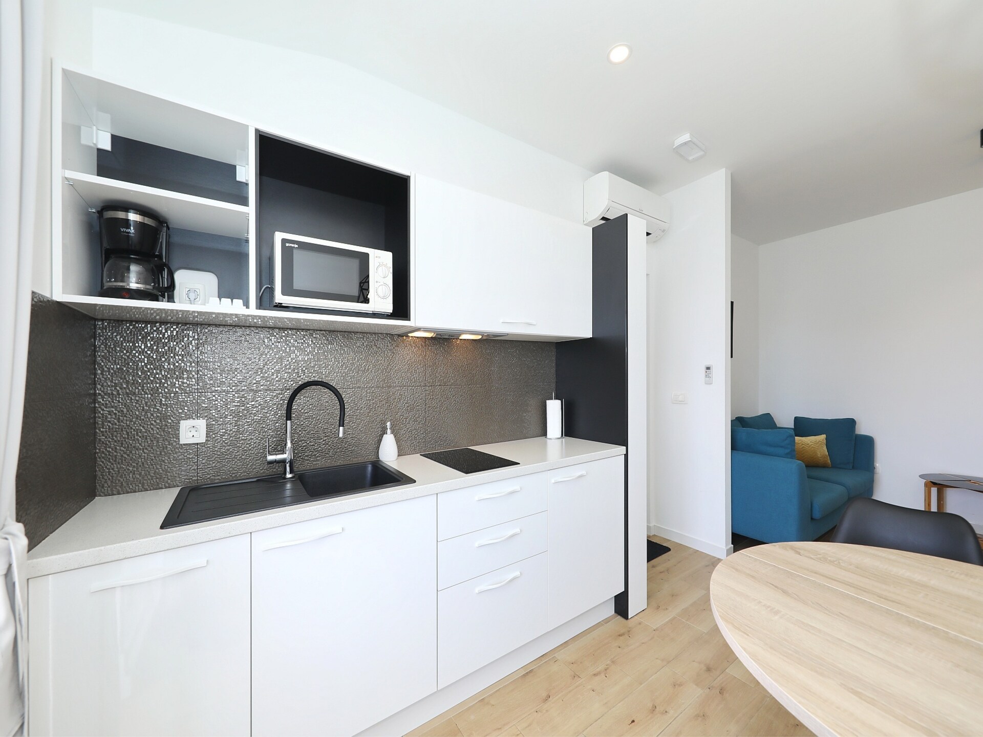 Licht appartement op 30 meter van zandstrand met zwembad op Ugljan - foto 14