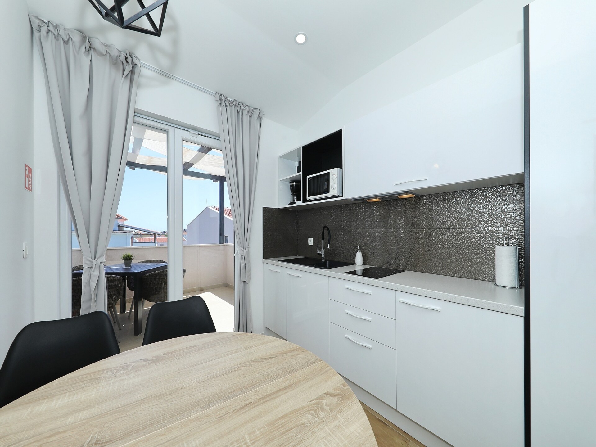 Licht appartement op 30 meter van zandstrand met zwembad op Ugljan - foto 26