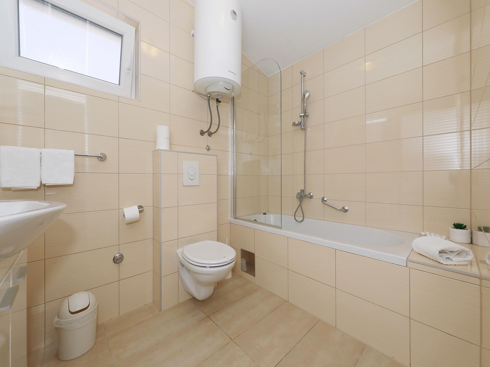 Appartement vlakbij zandstrand op Ugljan met zwembad, 30m van zee - foto 32