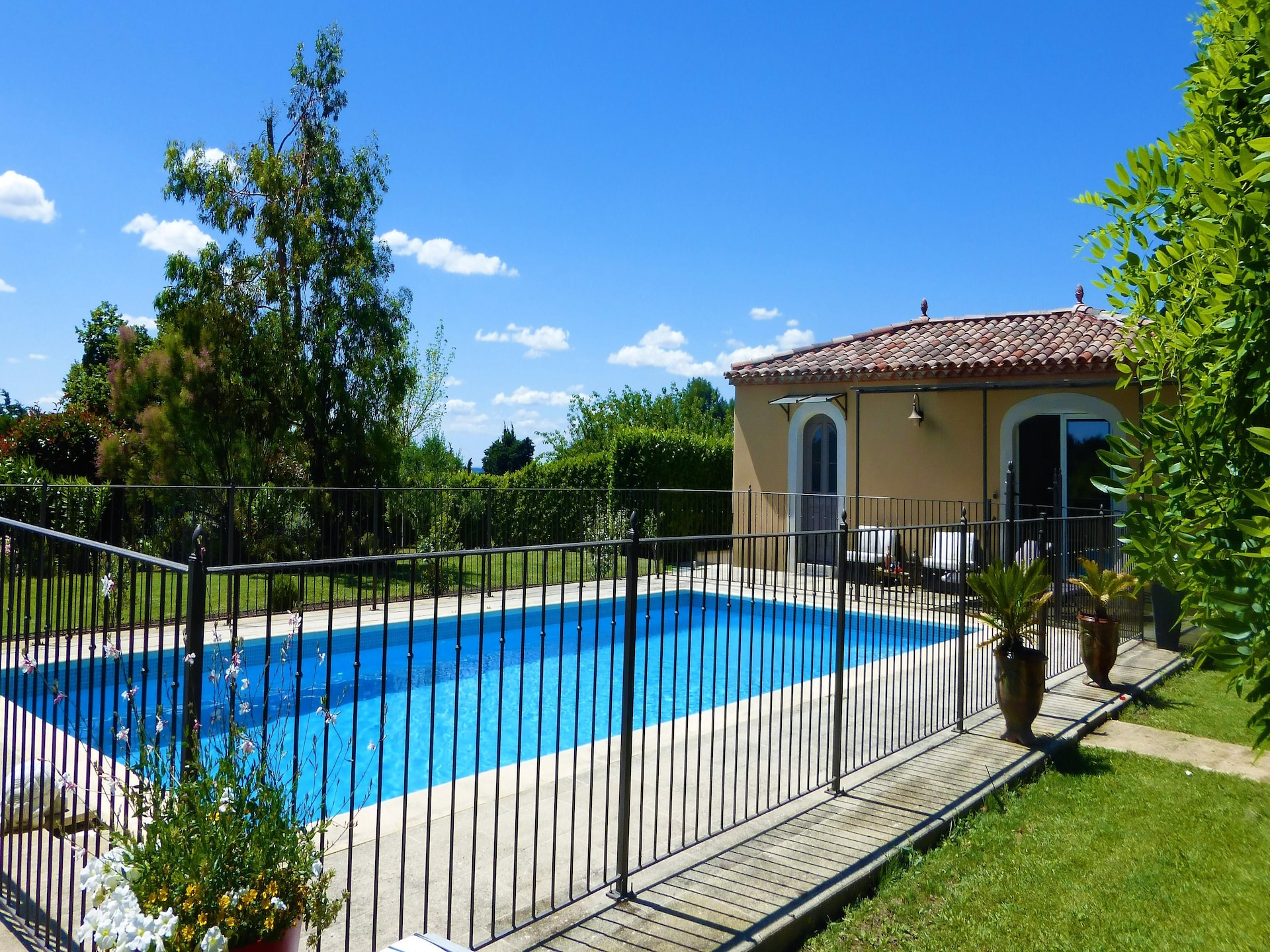 Smaakvol vakantiehuis met zwembad in L'Isle-sur-la-Sorgue - foto 1