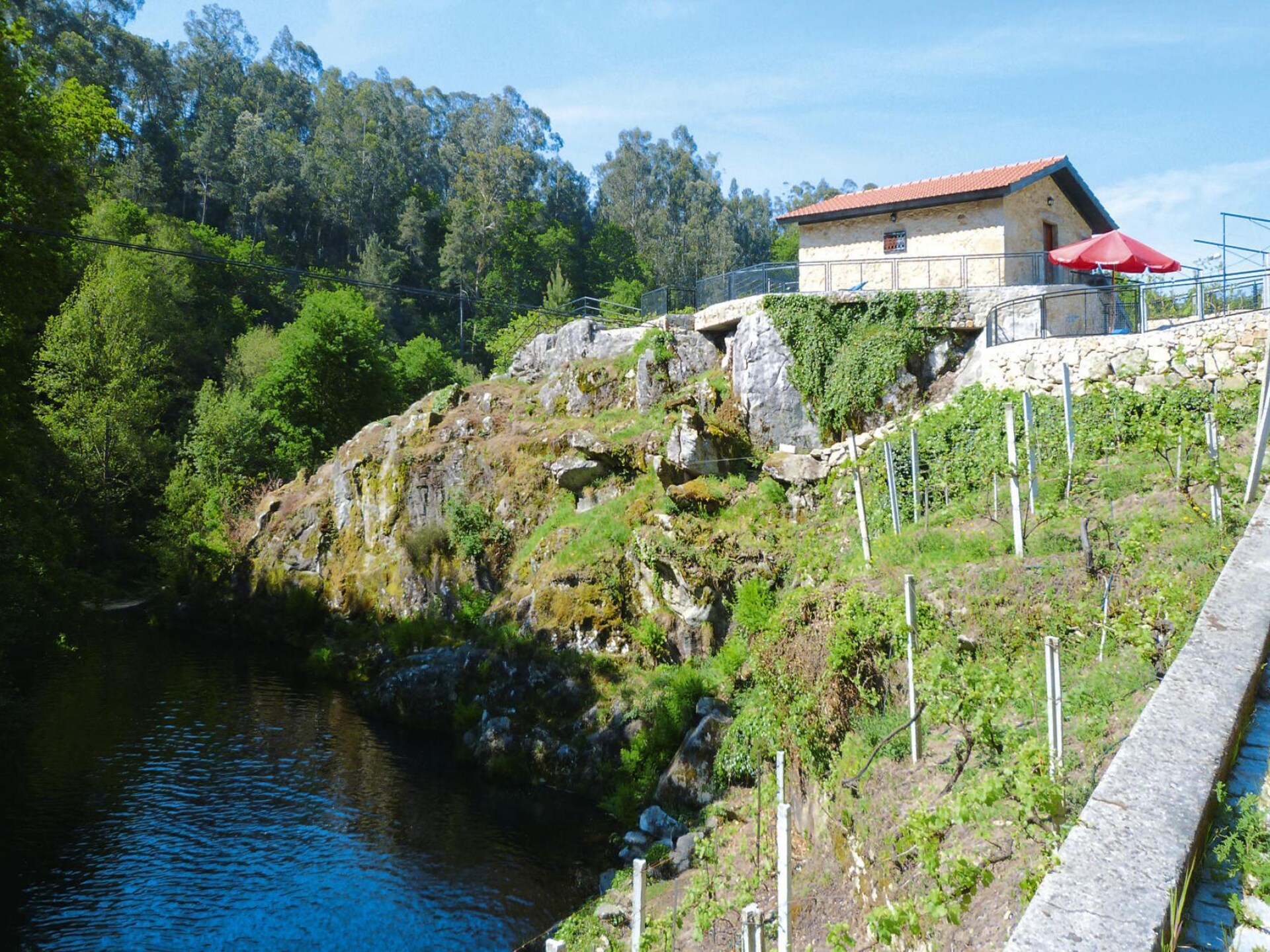 Gerenoveerd granieten huis met panoramisch uitzicht op de rivier de Caima - foto 2