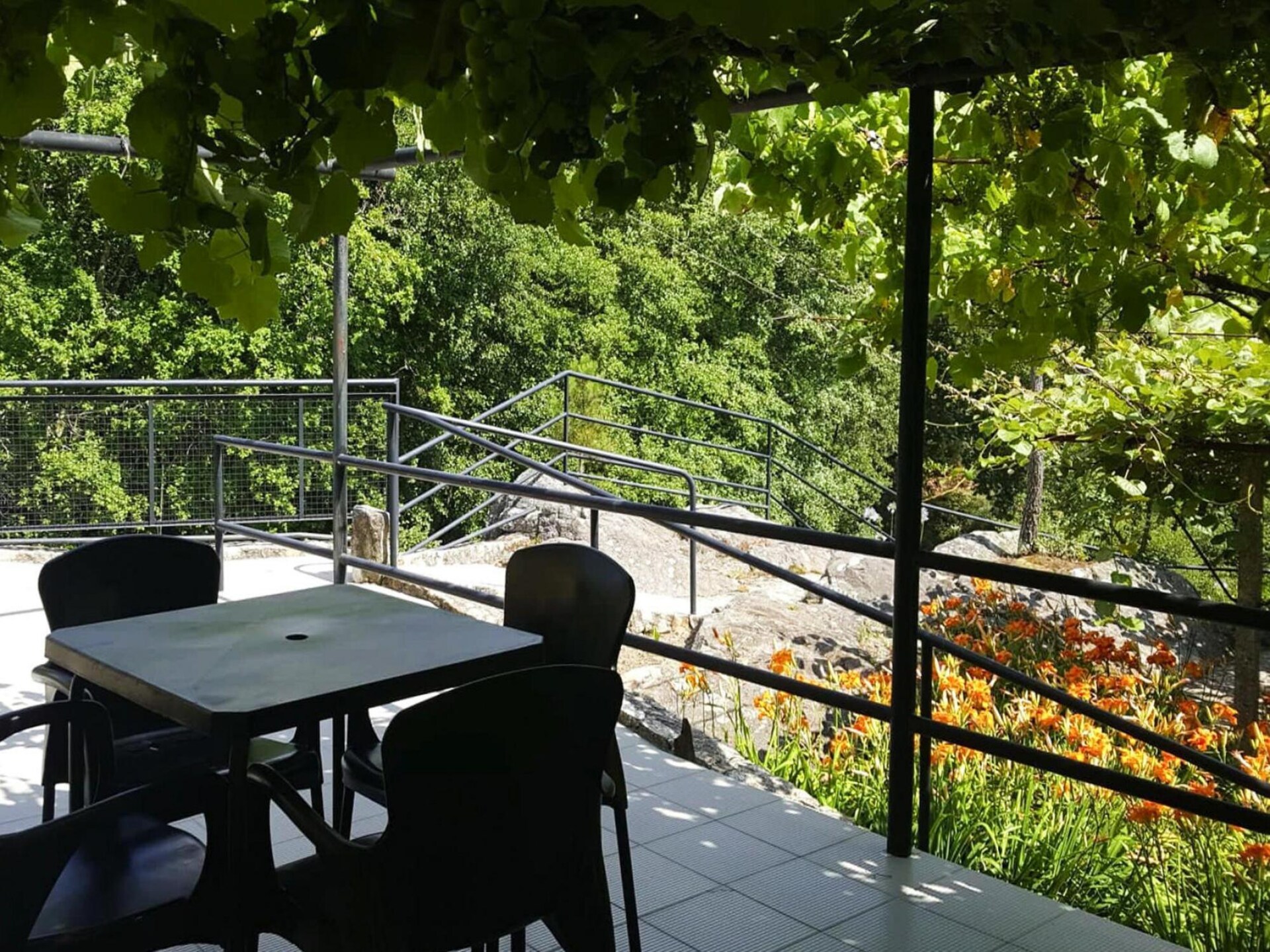 Gerenoveerd granieten huis met panoramisch uitzicht op de rivier de Caima - foto 9