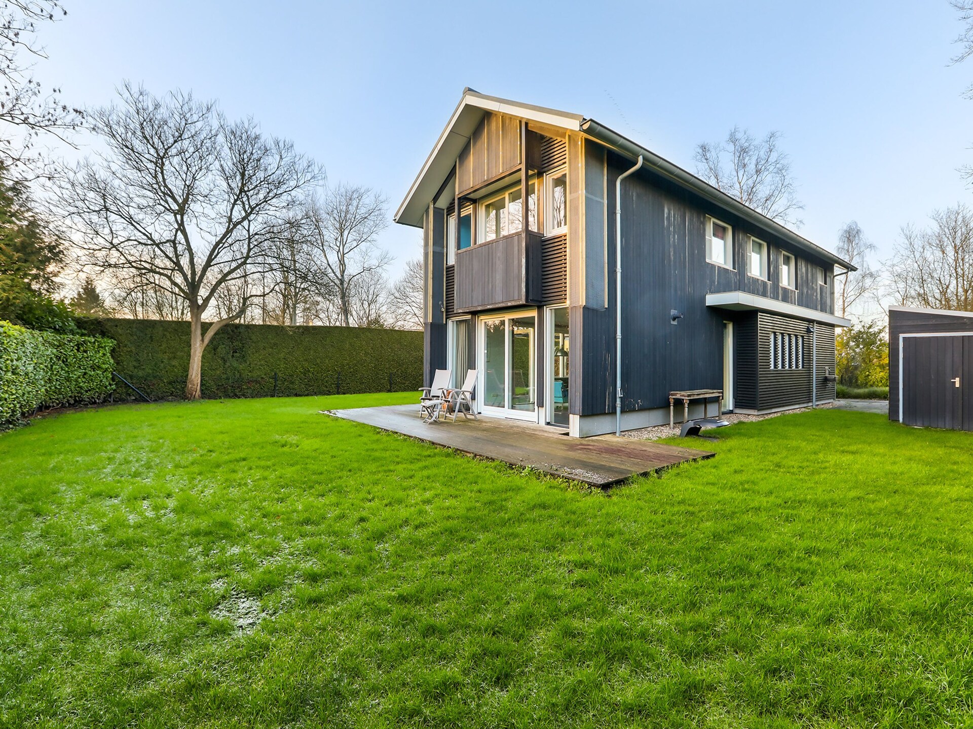 Stijlvol familiehuis aan het water in Grou met tuin, trampoline en golfbaan - foto 2