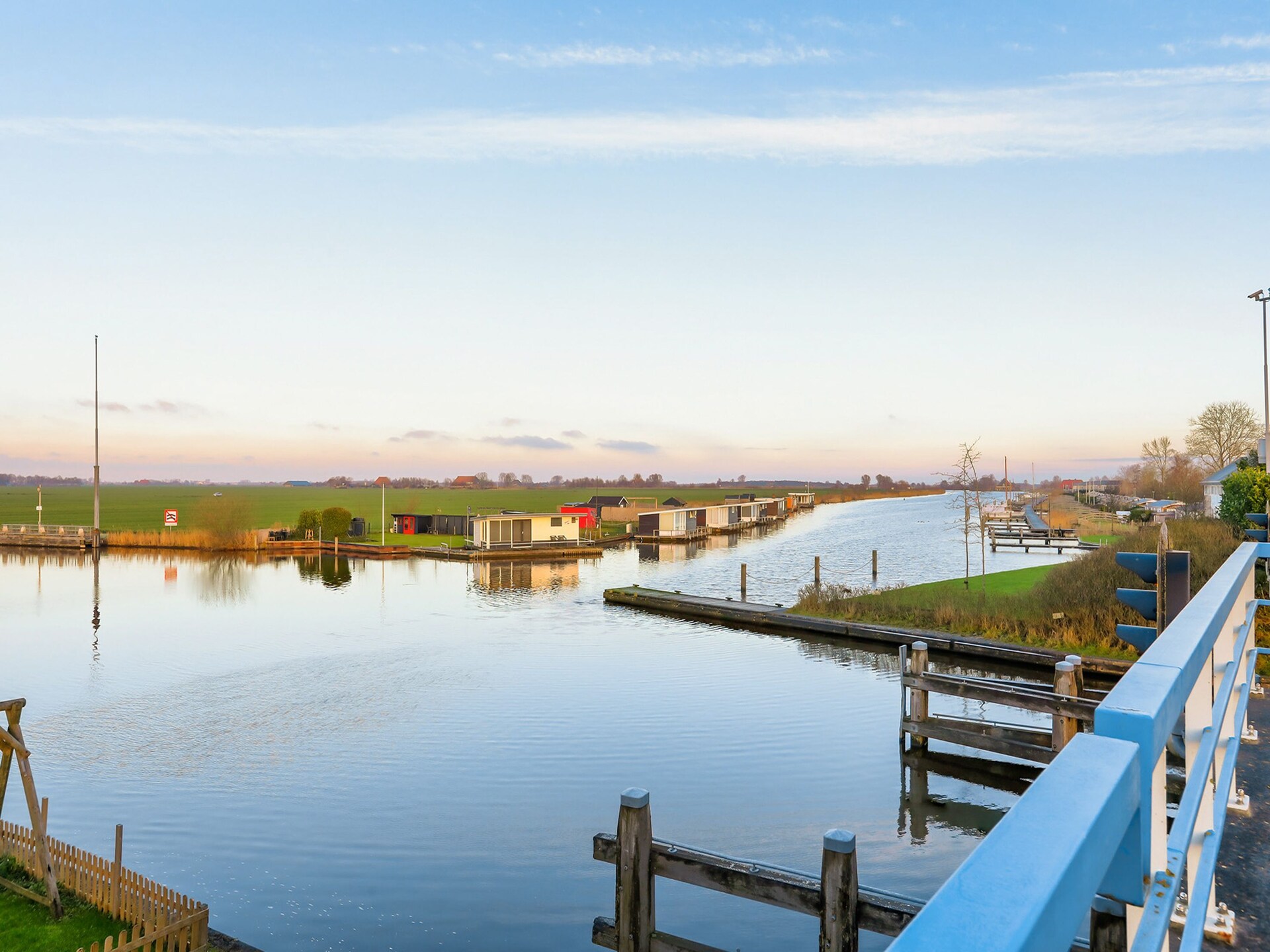 Stijlvol familiehuis aan het water in Grou met tuin, trampoline en golfbaan - foto 32