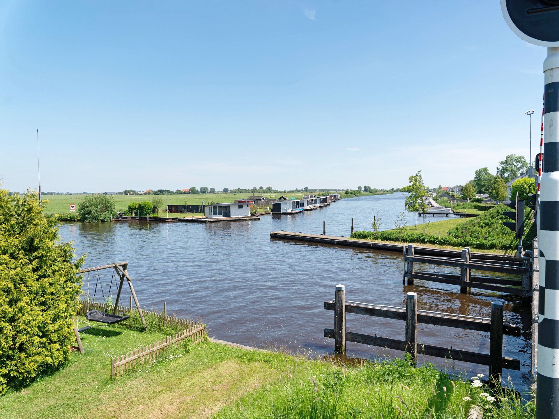 Stijlvol familiehuis aan het water in Grou met tuin, trampoline en golfbaan - foto 28