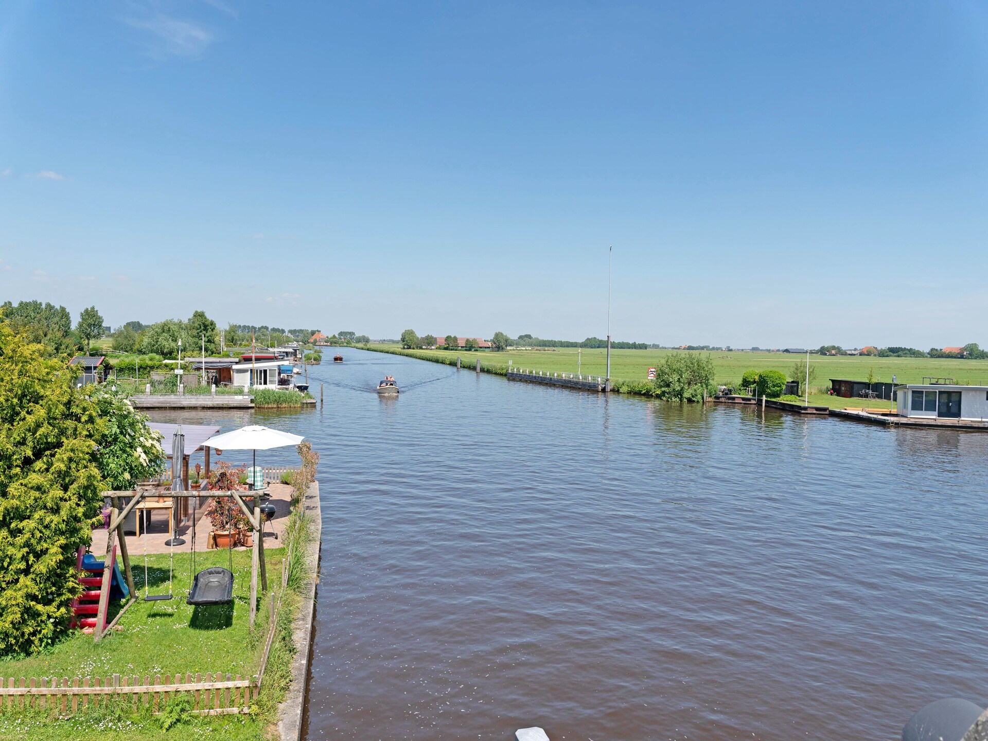 Stijlvol familiehuis aan het water in Grou met tuin, trampoline en golfbaan - foto 31