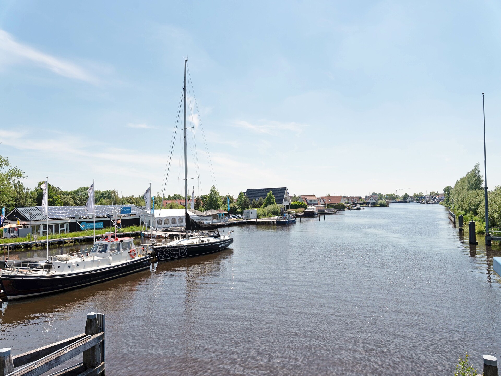 Stijlvol familiehuis aan het water in Grou met tuin, trampoline en golfbaan - foto 33