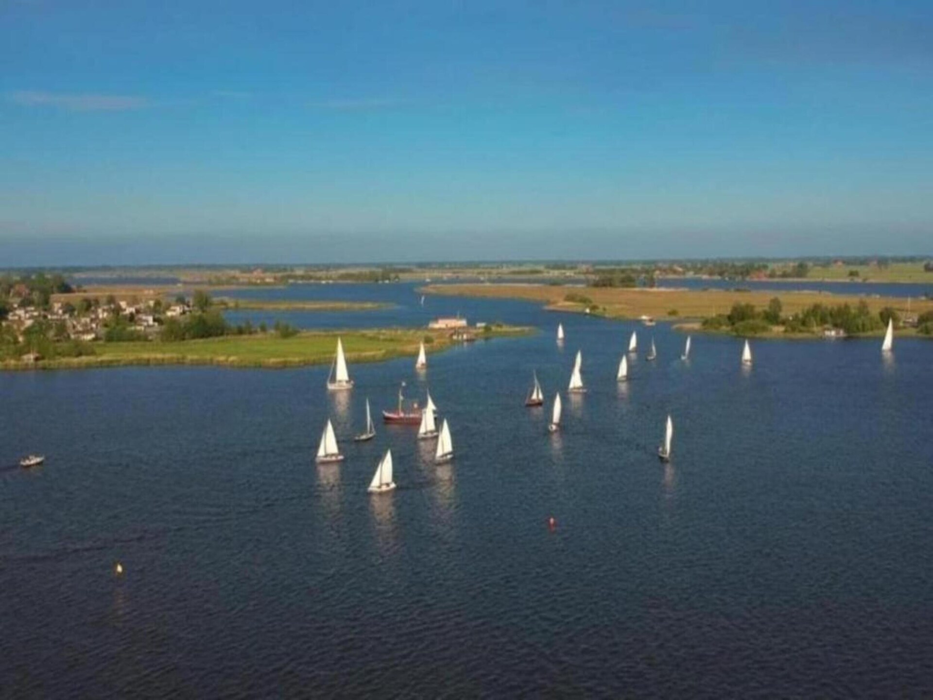 Stijlvol familiehuis aan het water in Grou met tuin, trampoline en golfbaan - foto 34