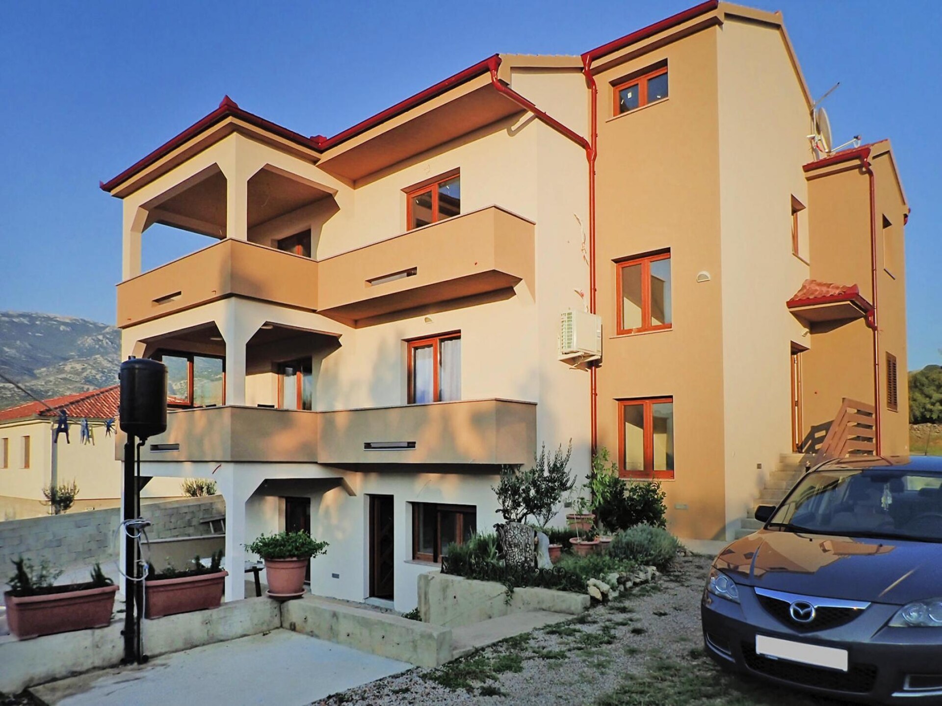Ruim appartement in Jasenice: op 900 m van het centrum - foto 2