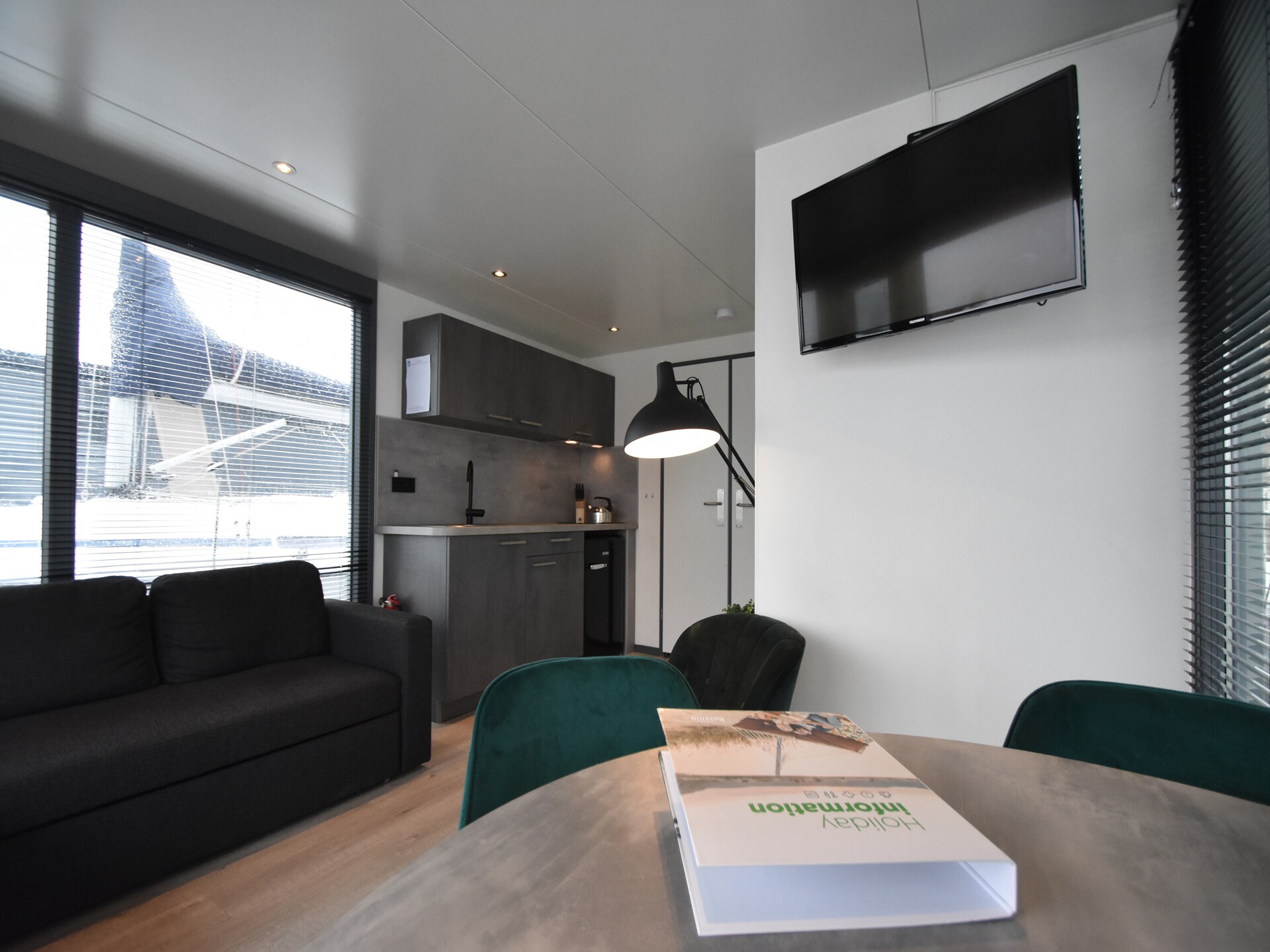 Unieke woonboot in Volendam: slapen op het water met huisdier - foto 12