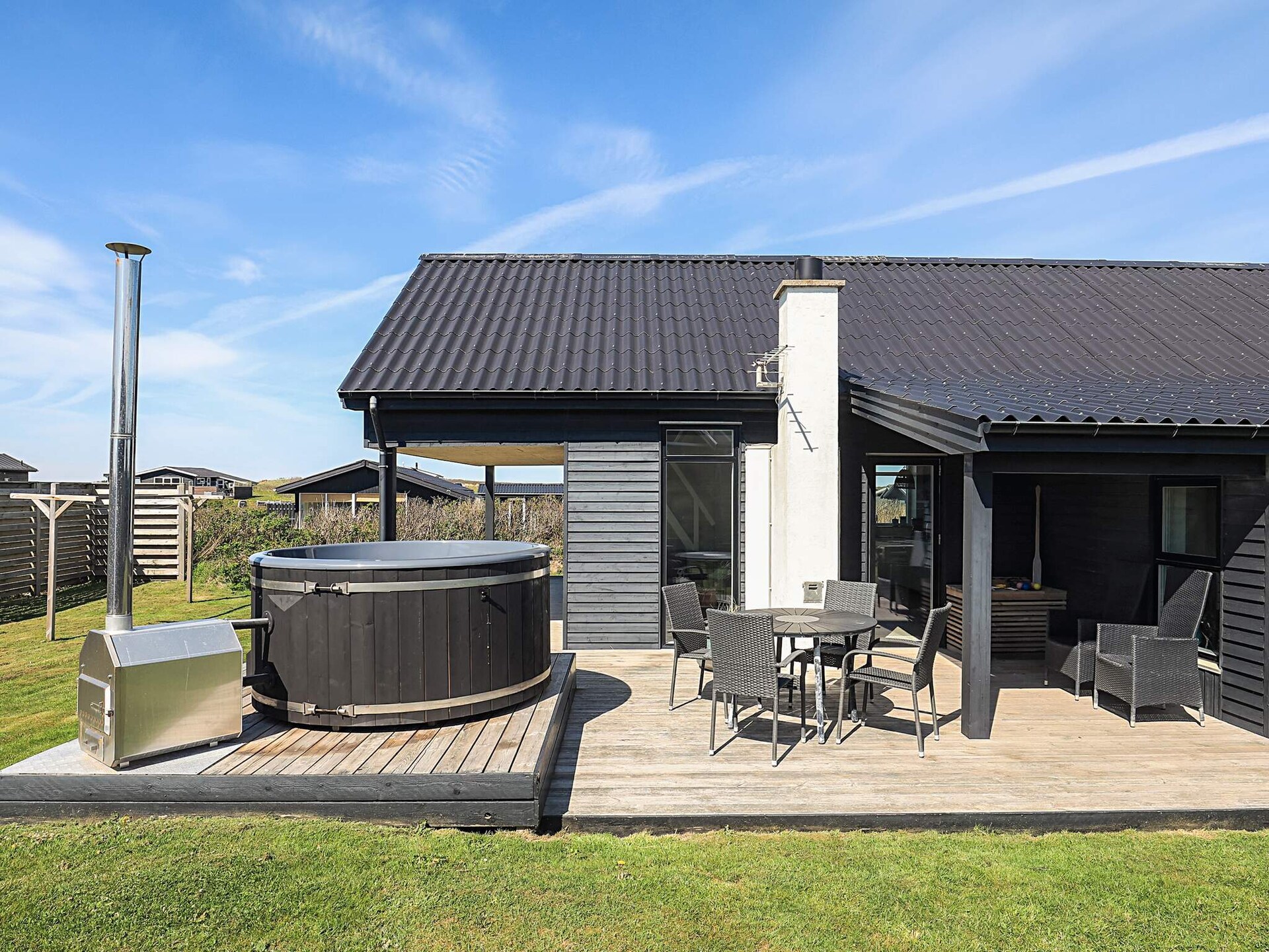 Luxe vakantiehuis met zeezicht op 50m van het strand bij Løkken - foto 39