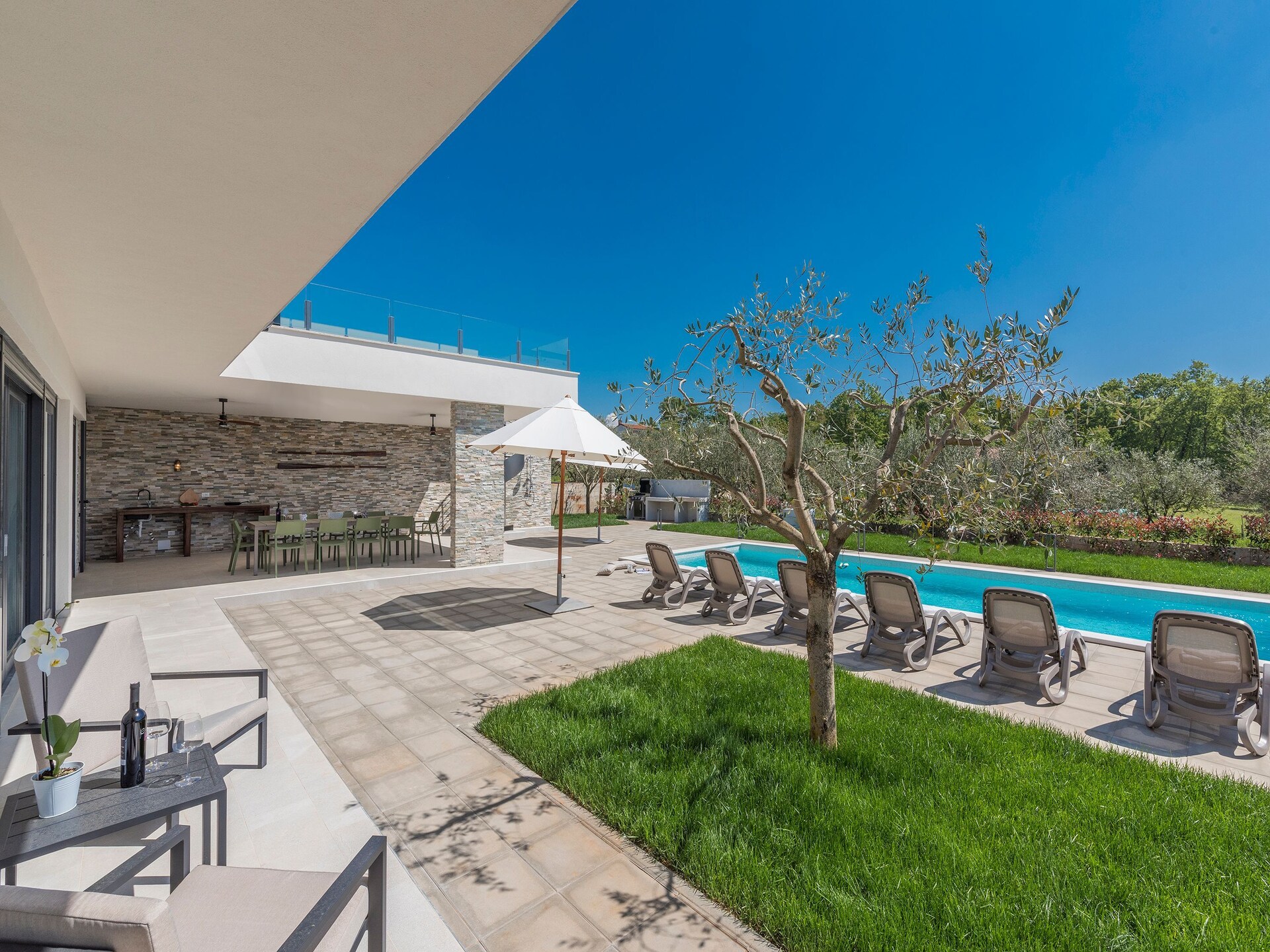 Luxe villa Blanca met privézwembad en zeezicht nabij Novigrad - foto 32