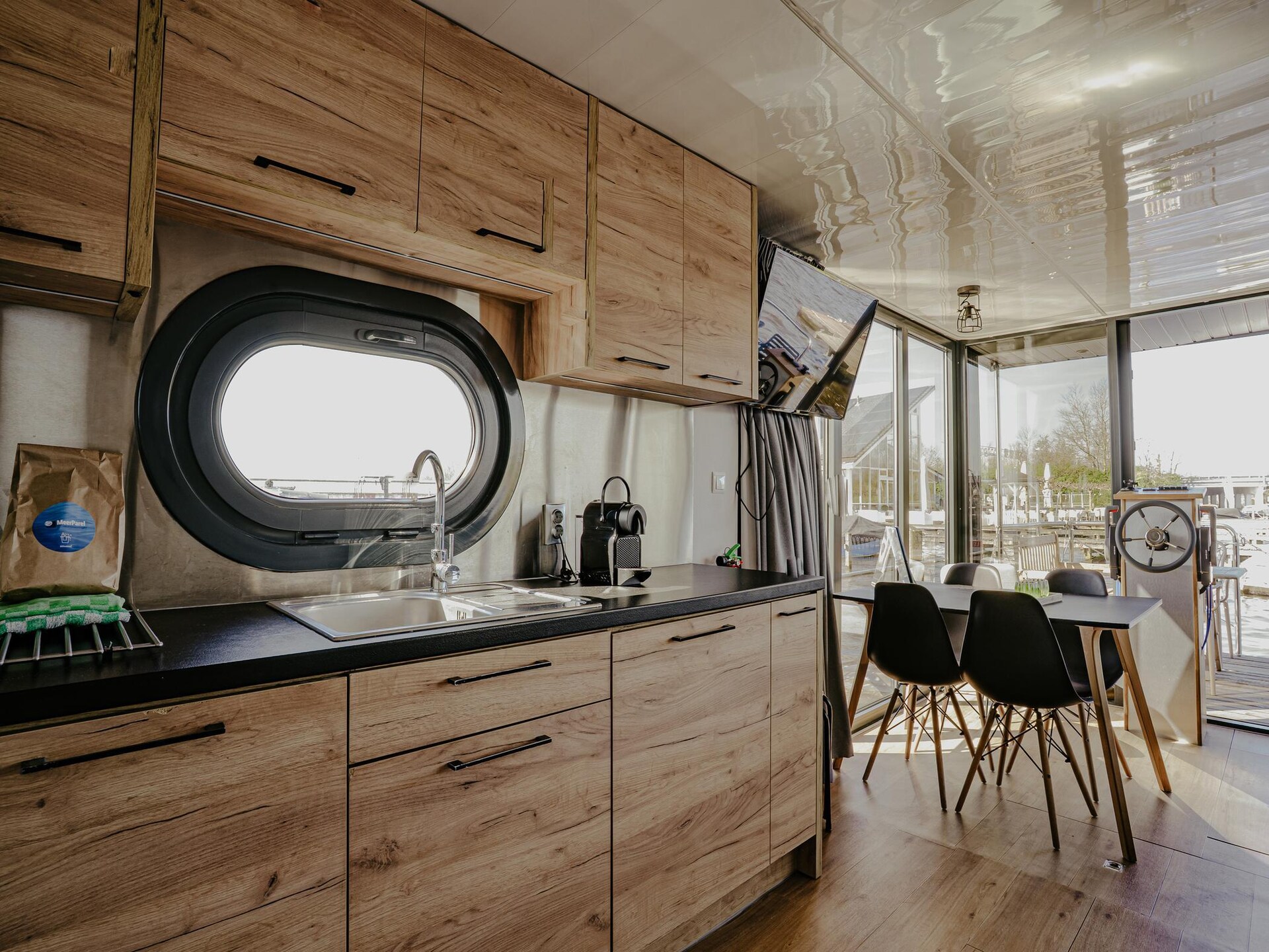 Sfeervolle woonboot met dubbel terras en panoramisch meerzicht in Uitgeest - foto 12