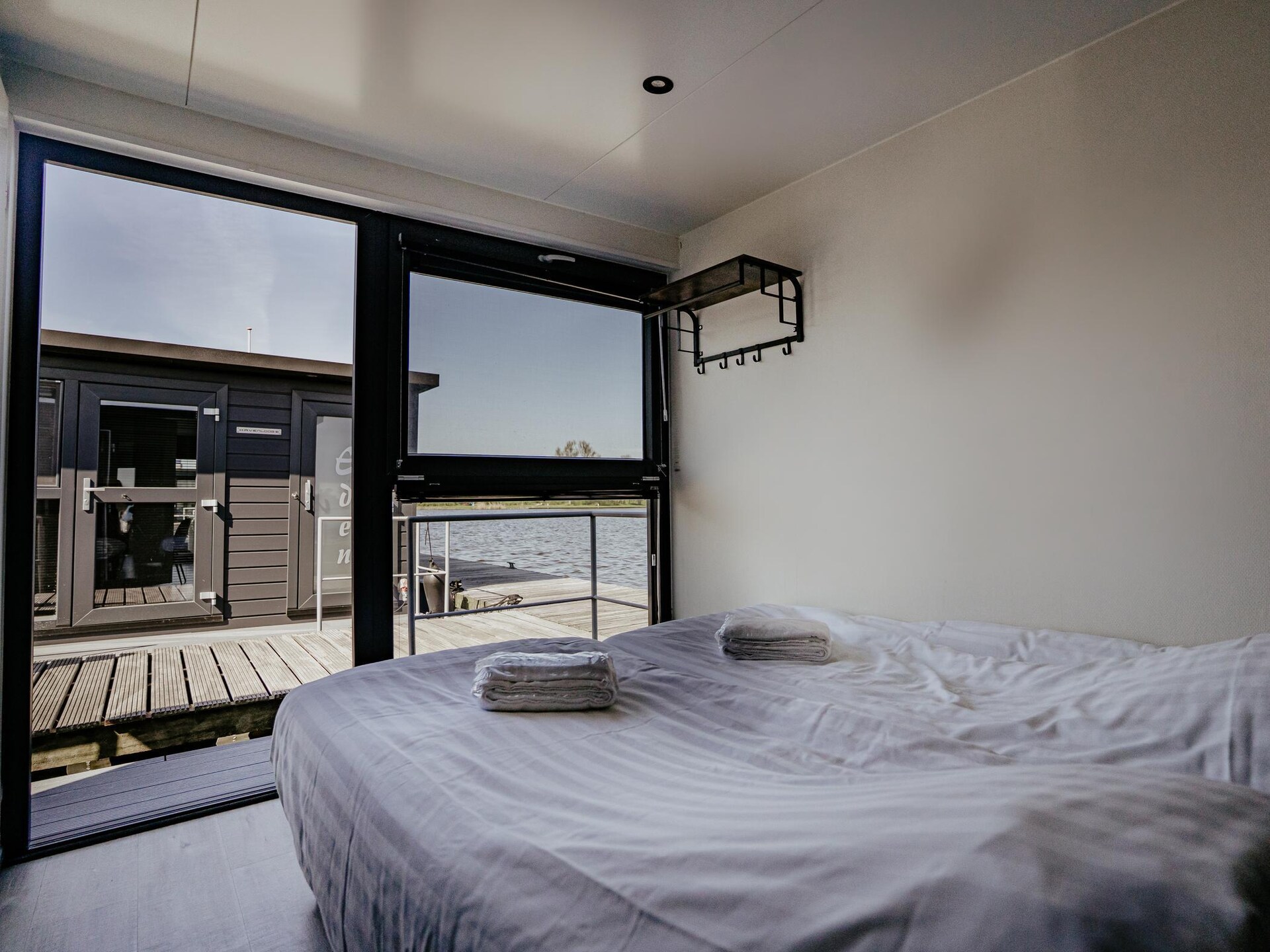 Luxe havenlodge aan het Uitgeestermeer met airco en privéterras - foto 19