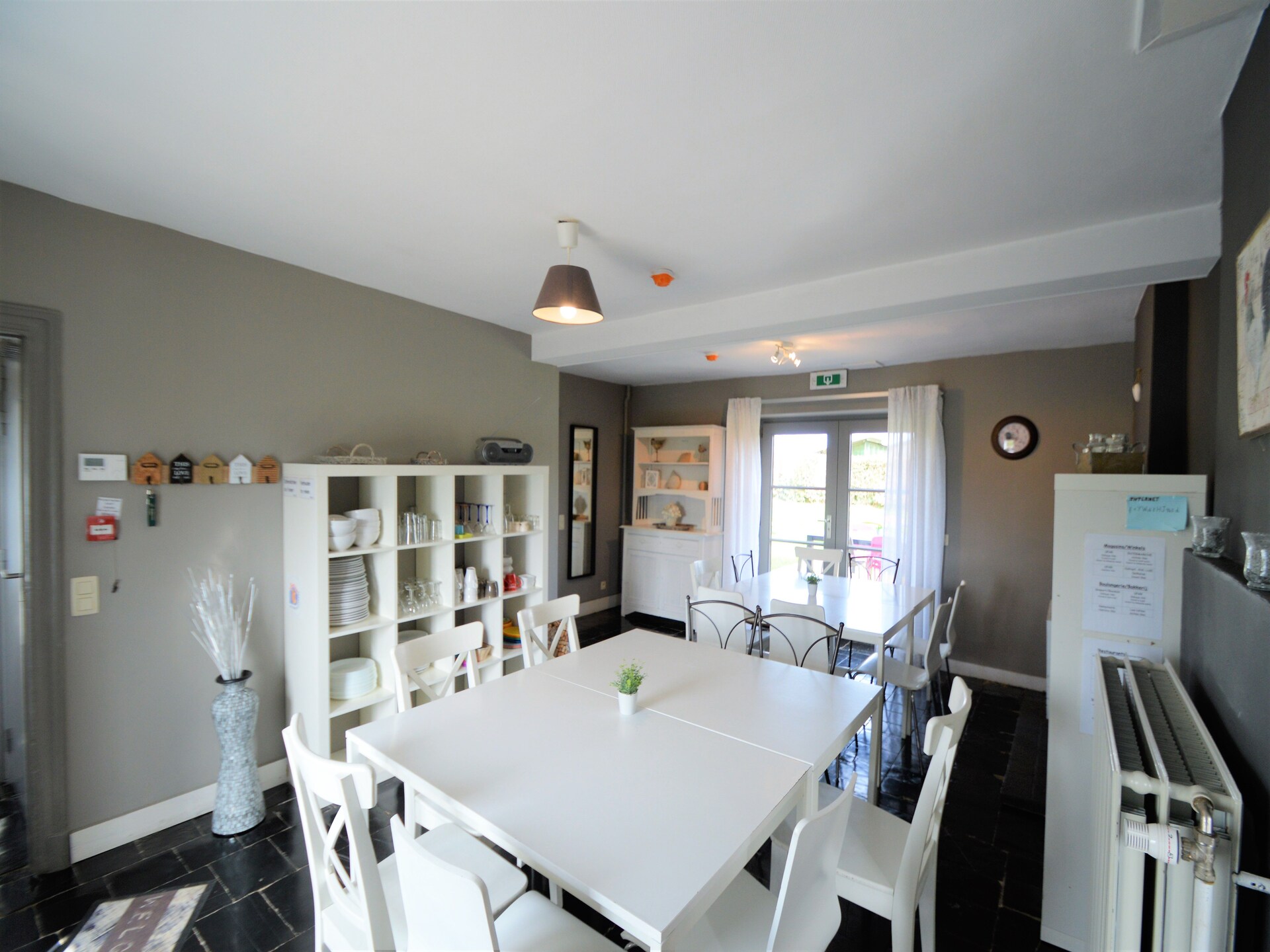 9-persoons bungalow met open haard en tuin in Gerin - foto 13