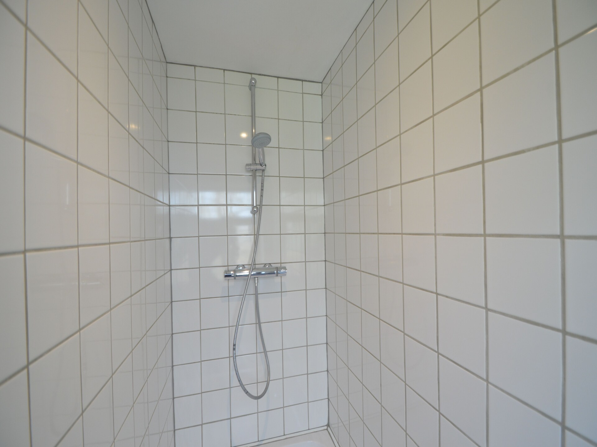 9-persoons bungalow met open haard en tuin in Gerin - foto 24