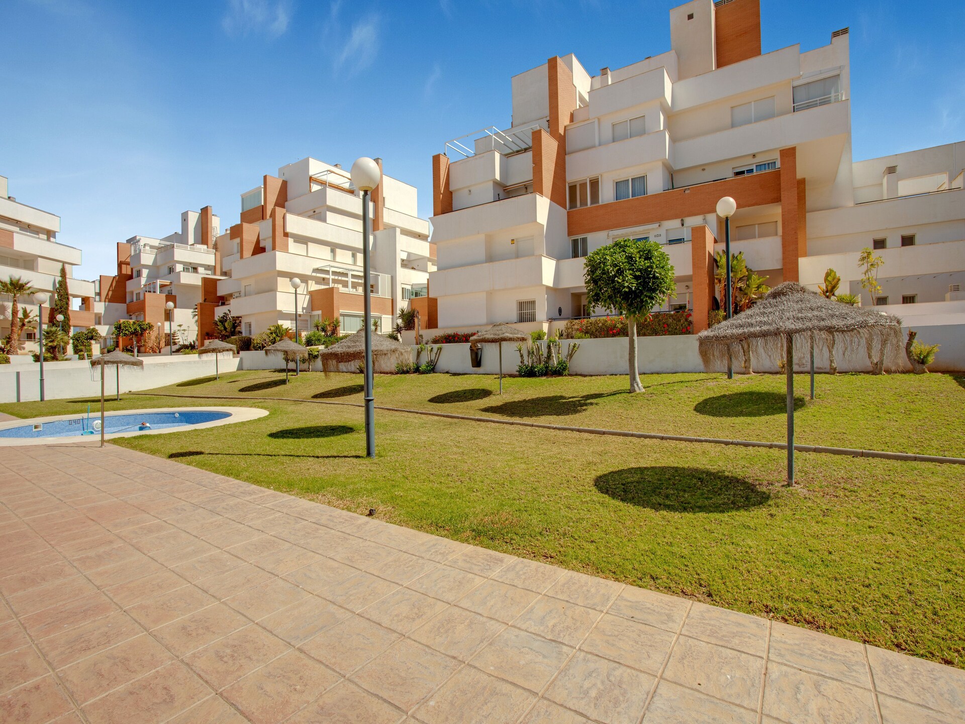 Licht appartement op de begane grond met zwembad, 500m van strand in Roquetas de Mar - foto 8