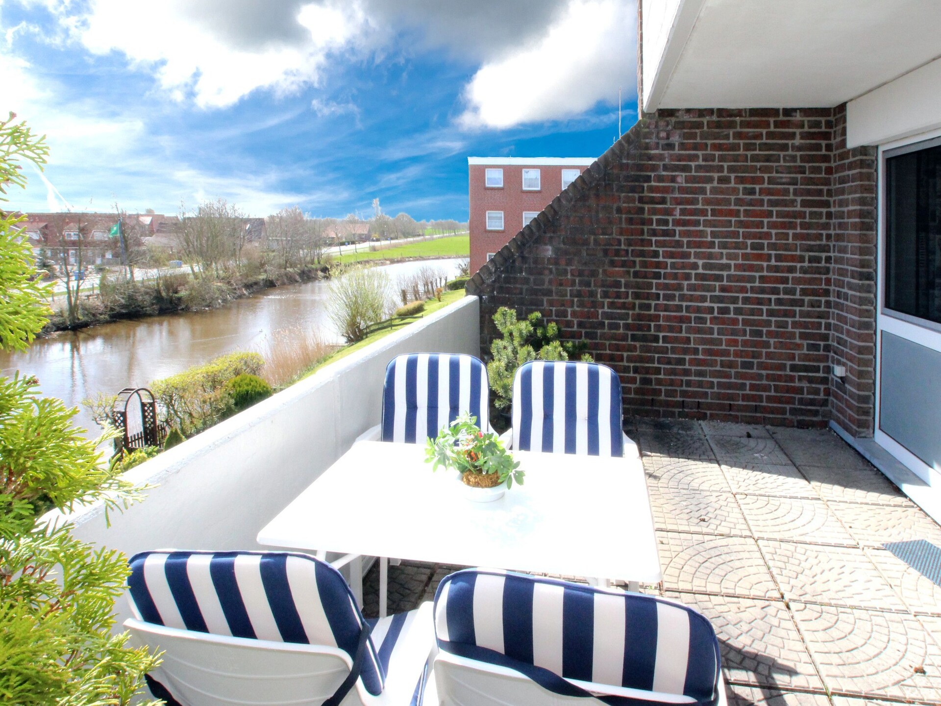 Gezellig appartement aan het water met balkon, vlakbij strand Dornumersiel - foto 1