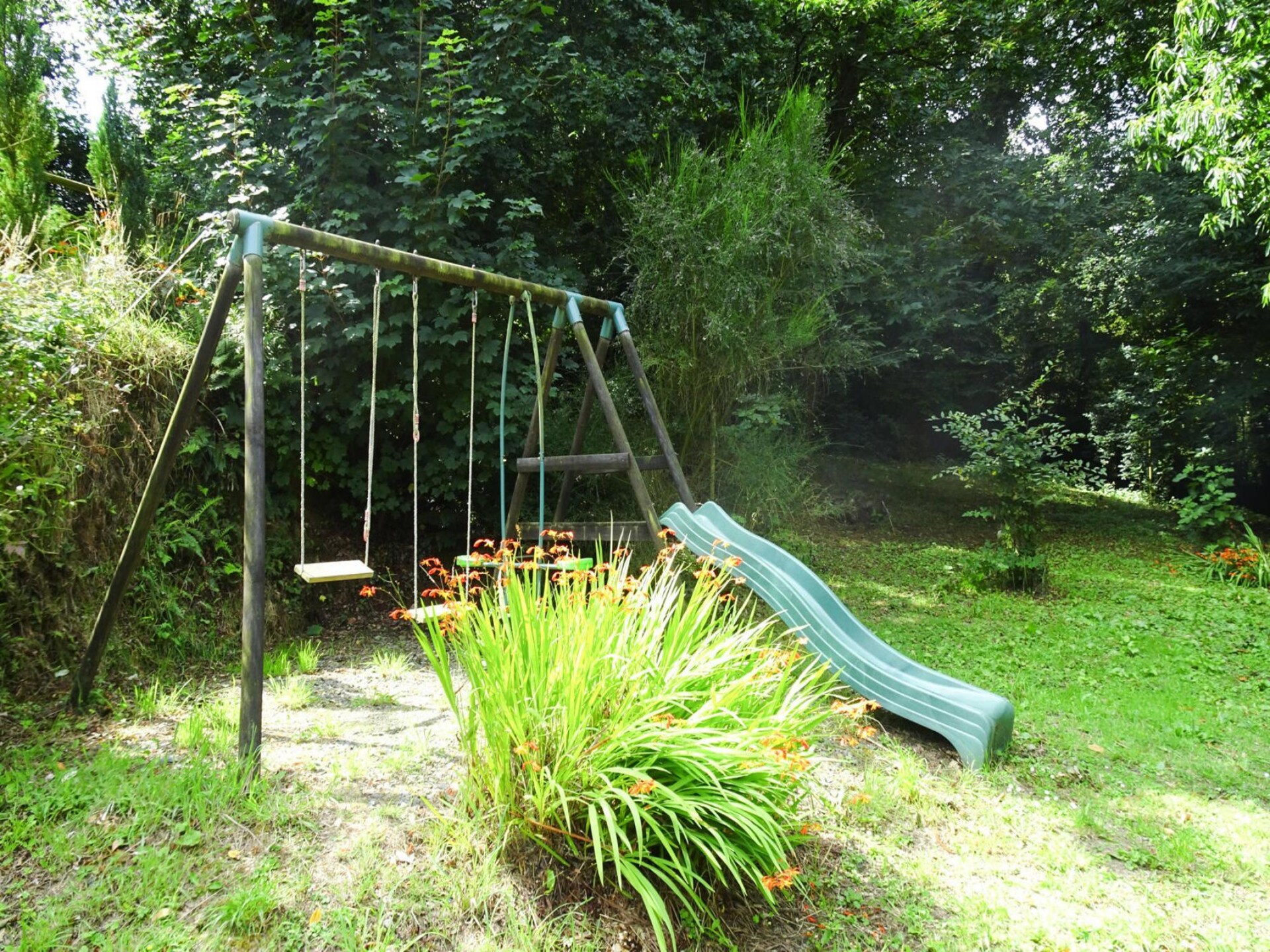Vrijstaand vakantiehuis aan de rivier met kano en boomhut in Langoat - foto 18