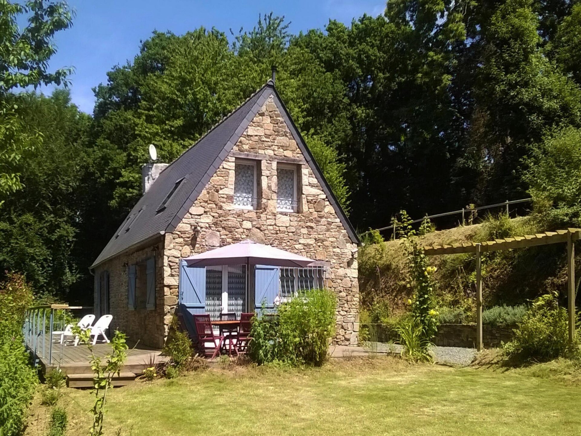 Vrijstaand vakantiehuis aan de rivier met kano en boomhut in Langoat - foto 1