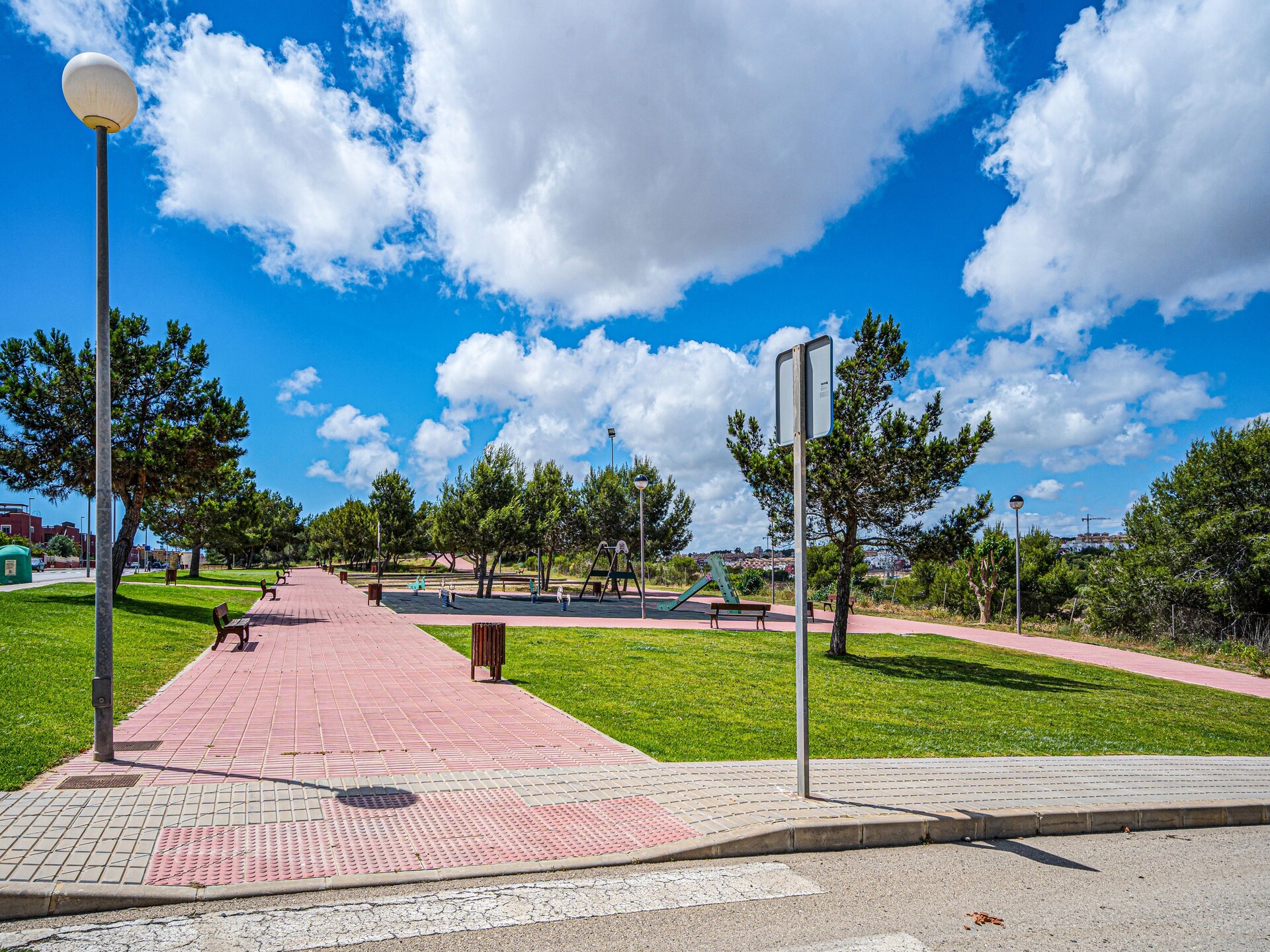 Zonovergoten vrijstaande villa met tuin nabij stranden Orihuela Costa - foto 35