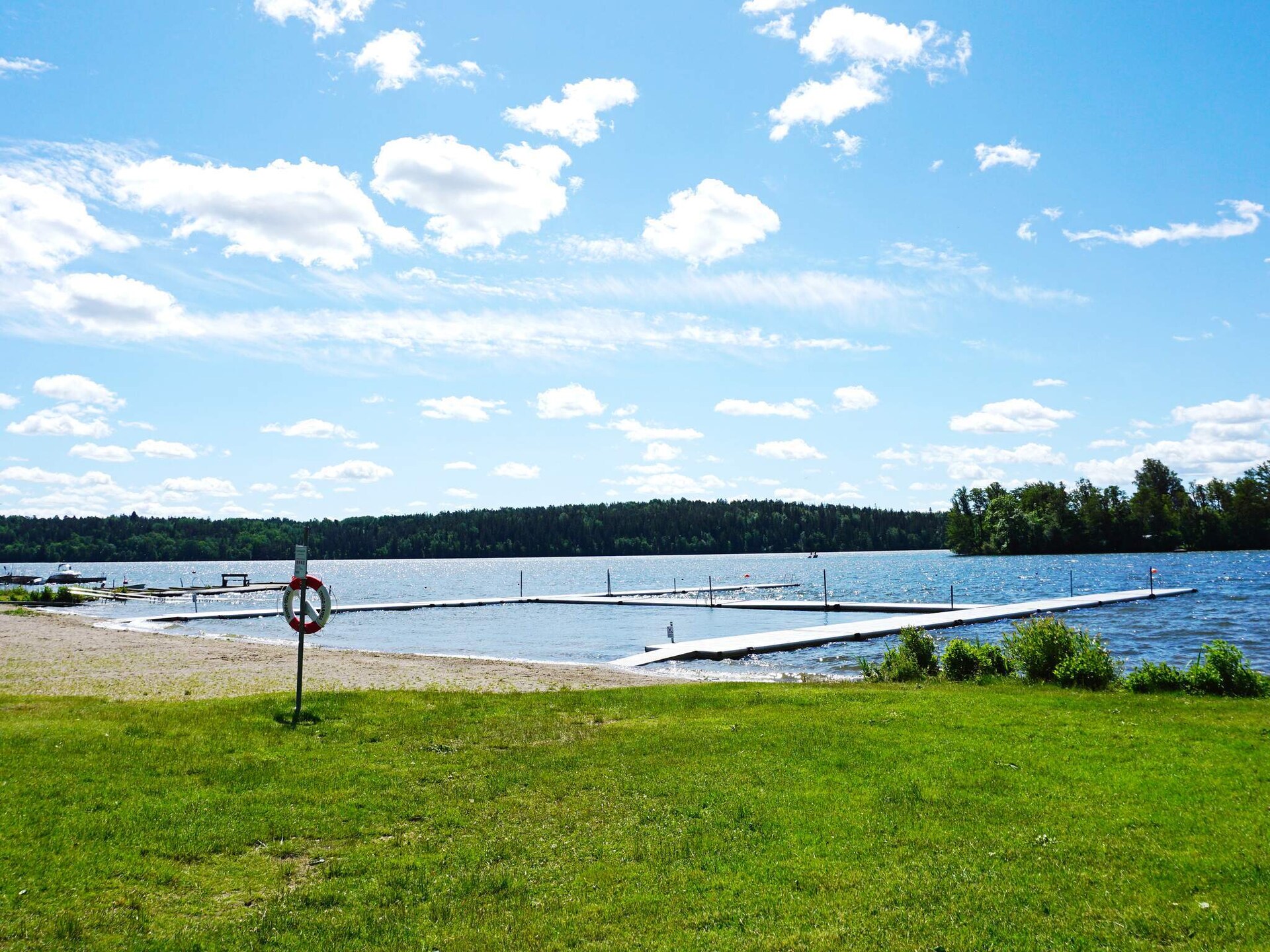 Modern vakantiehuis op Ekerö, 800m van meer en vlakbij golfbaan - foto 8