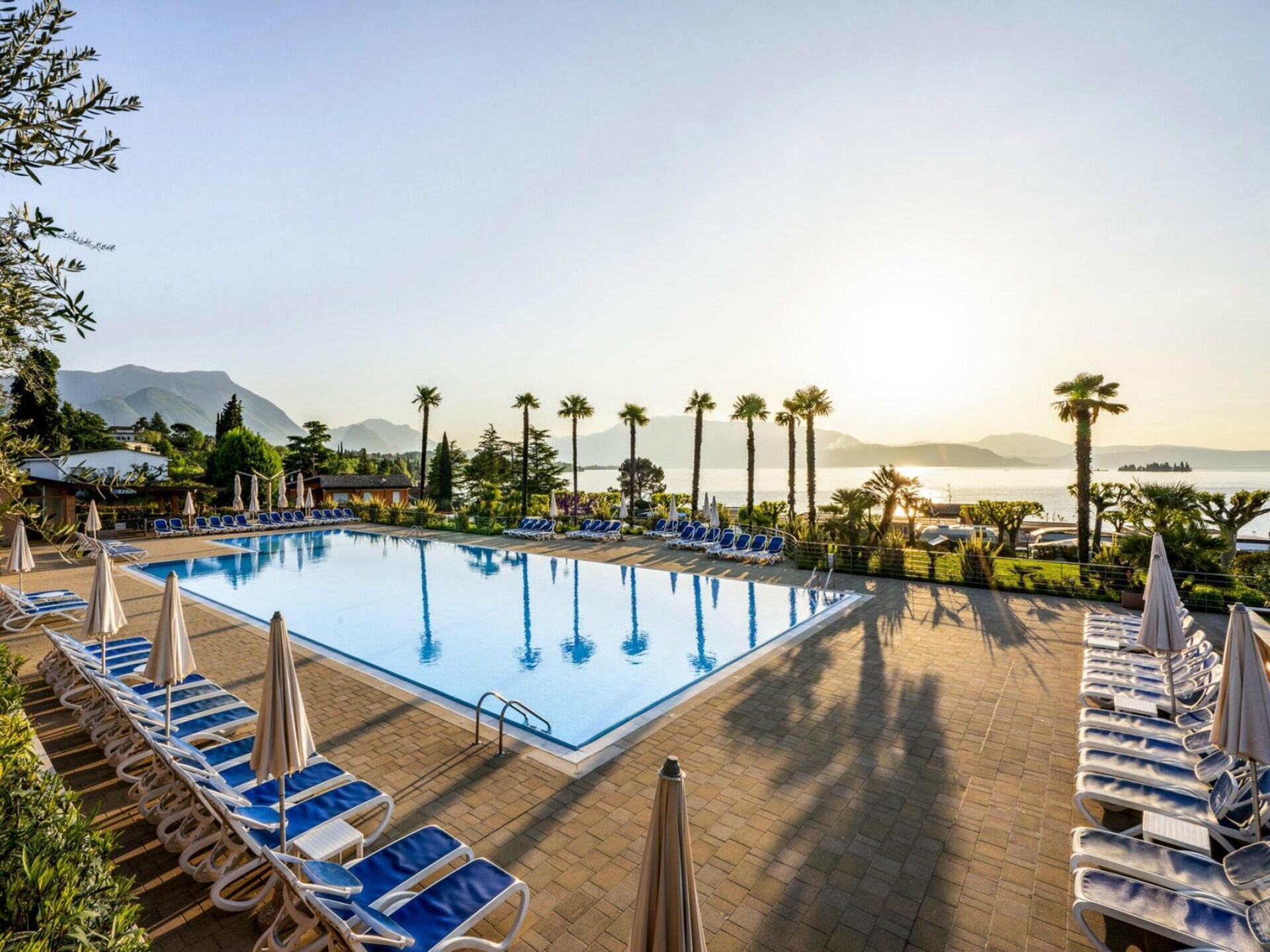 Luxe appartement voor 6 aan het Gardameer met zwembad en privéstrand - foto 4