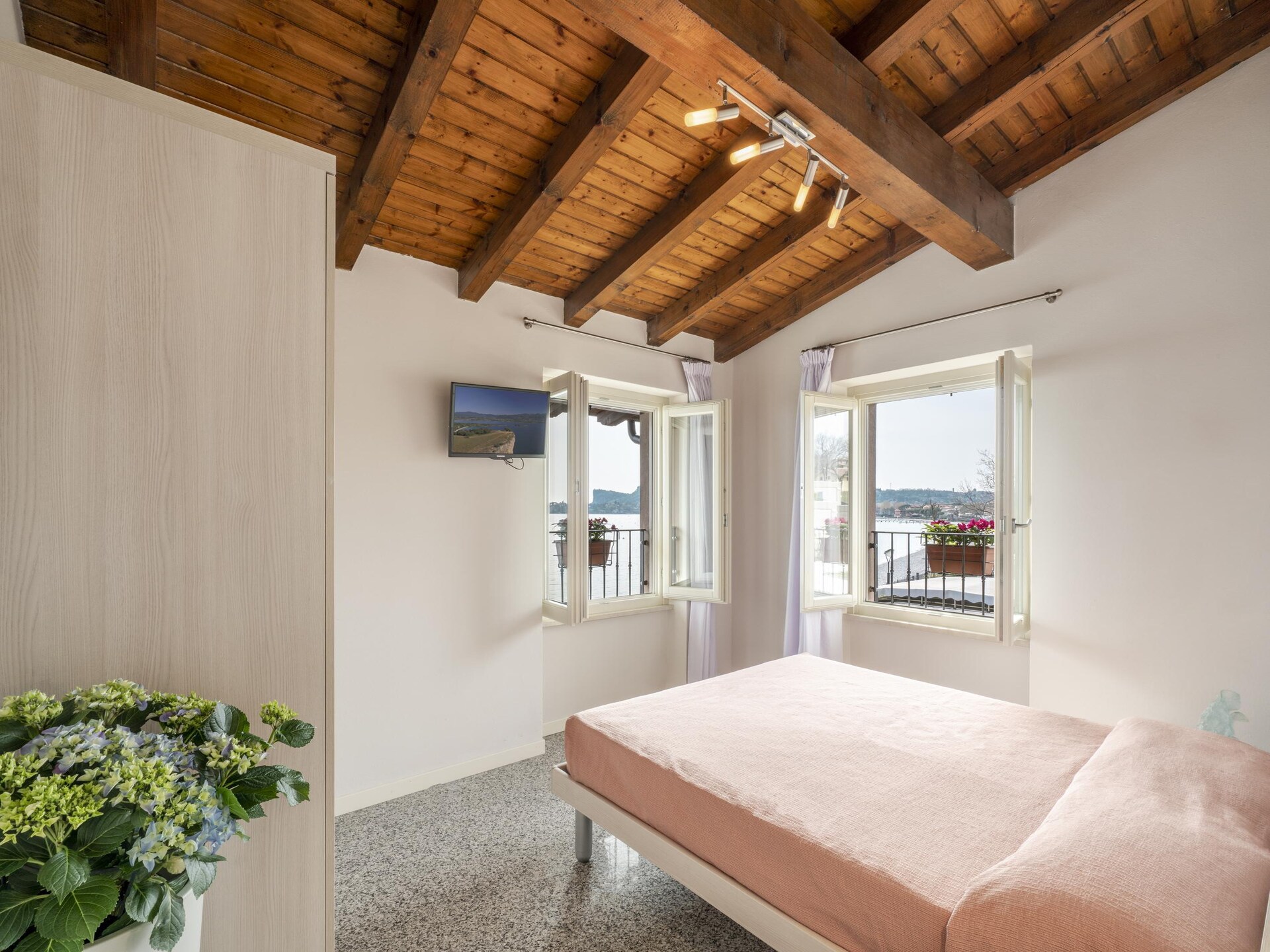 Luxe appartement voor 6 aan het Gardameer met zwembad en privéstrand - foto 13