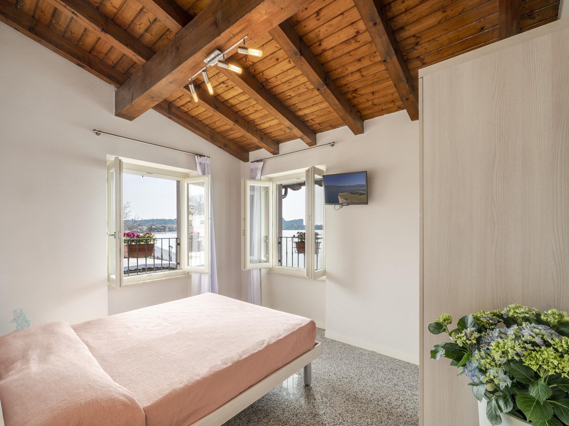 Luxe appartement voor 6 aan het Gardameer met zwembad en privéstrand - foto 15