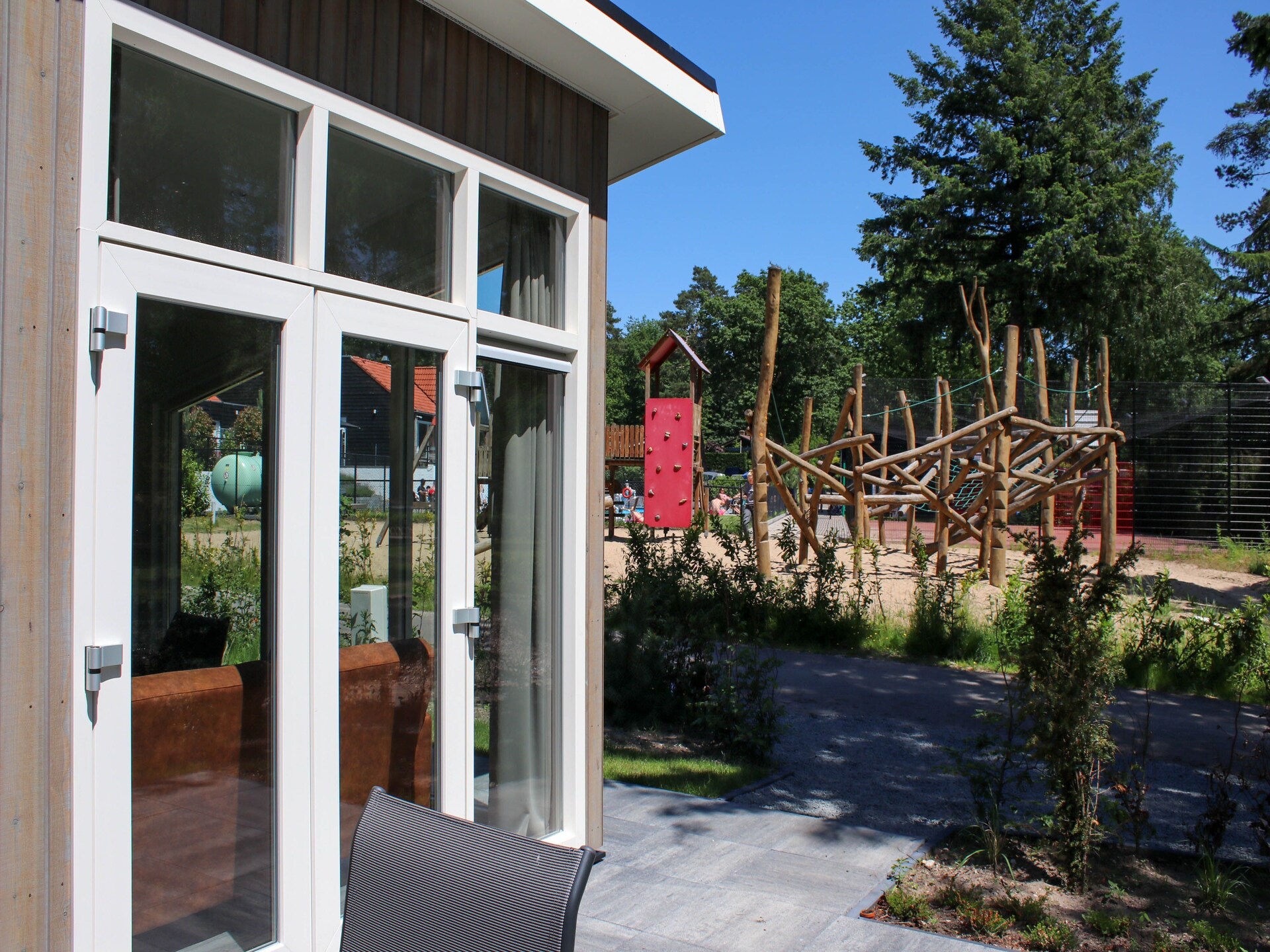 Gezinsvriendelijk chalet met uitzicht op speeltuin in Hoenderloo - foto 11