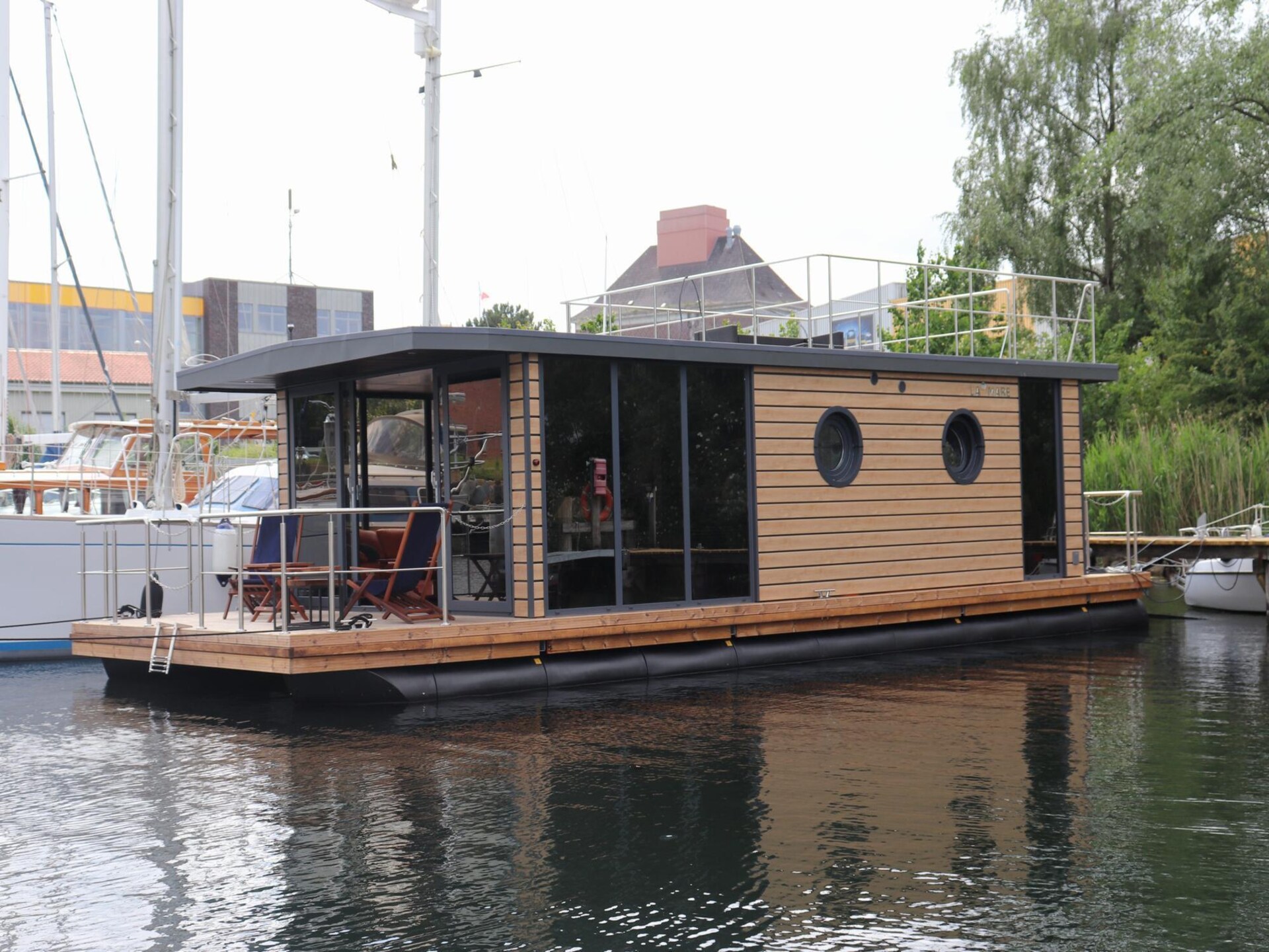Moderne woonboot met dakterras en panoramisch havenzicht in Flensburg - foto 1