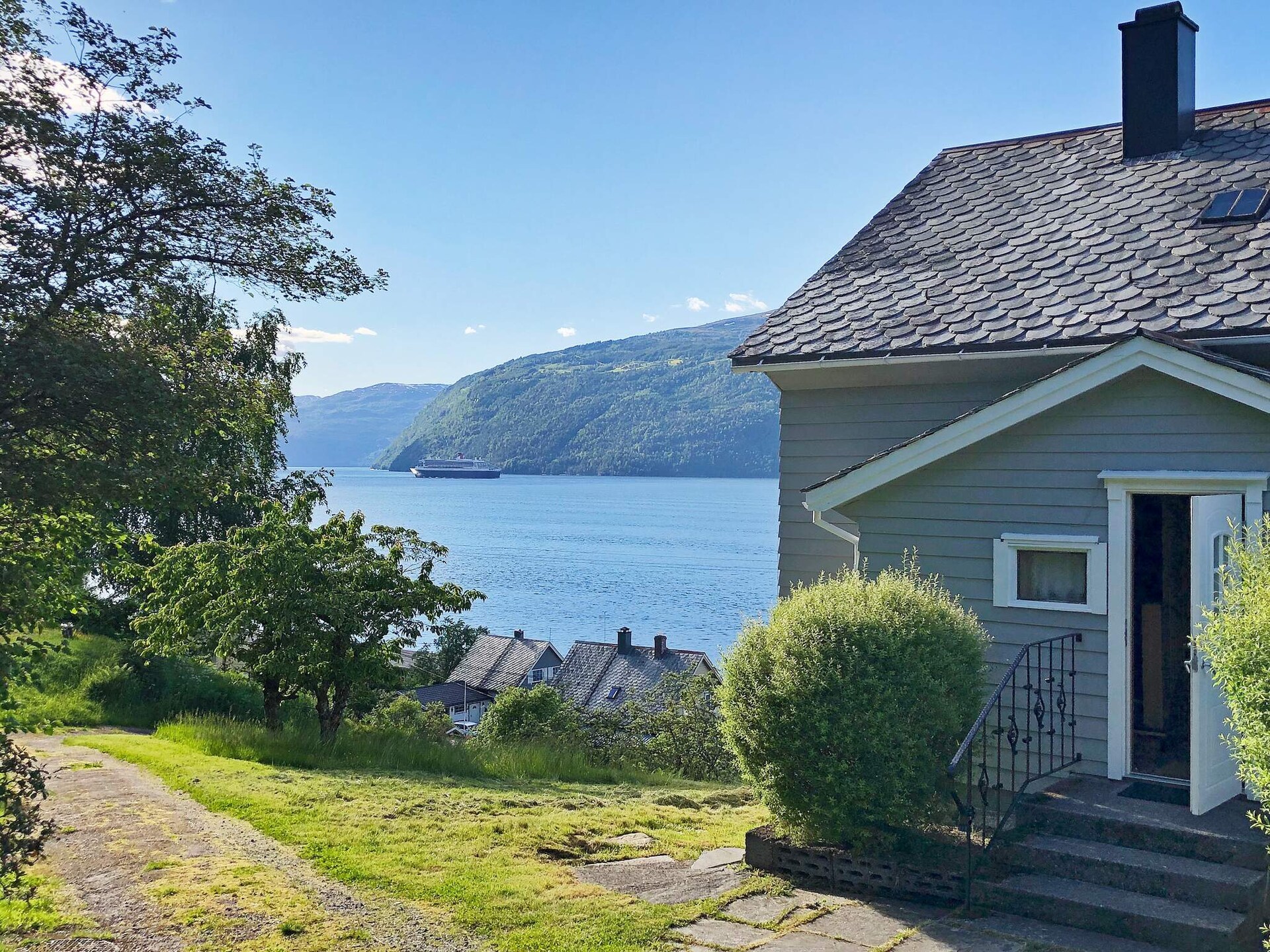 Vrijstaand vakantiehuis met panoramisch uitzicht over Nordfjord, 100m van skilift - foto 2