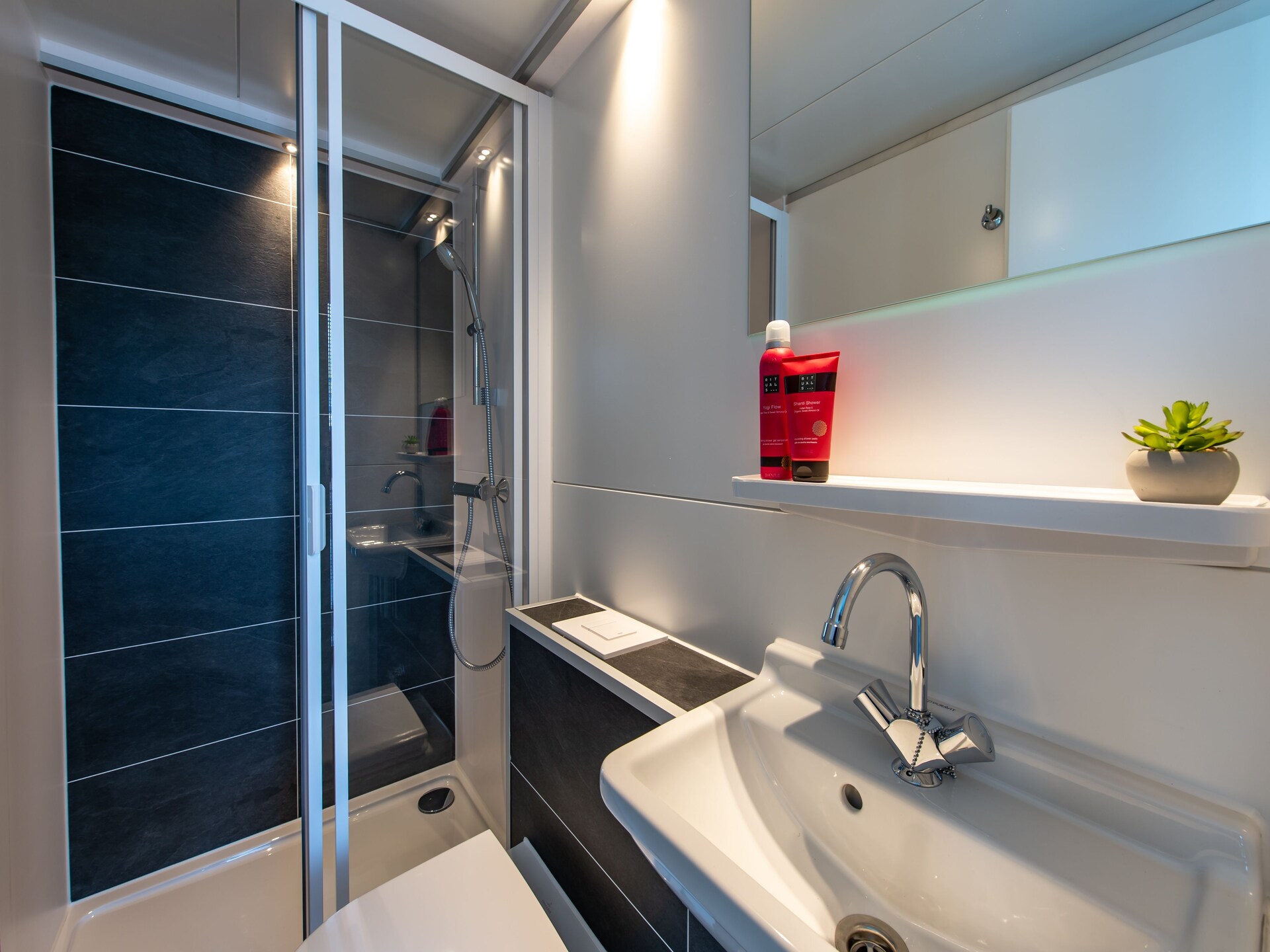 Waterlodge Blue Lagoon: luxe woonboot aan het Veerse Meer - foto 13