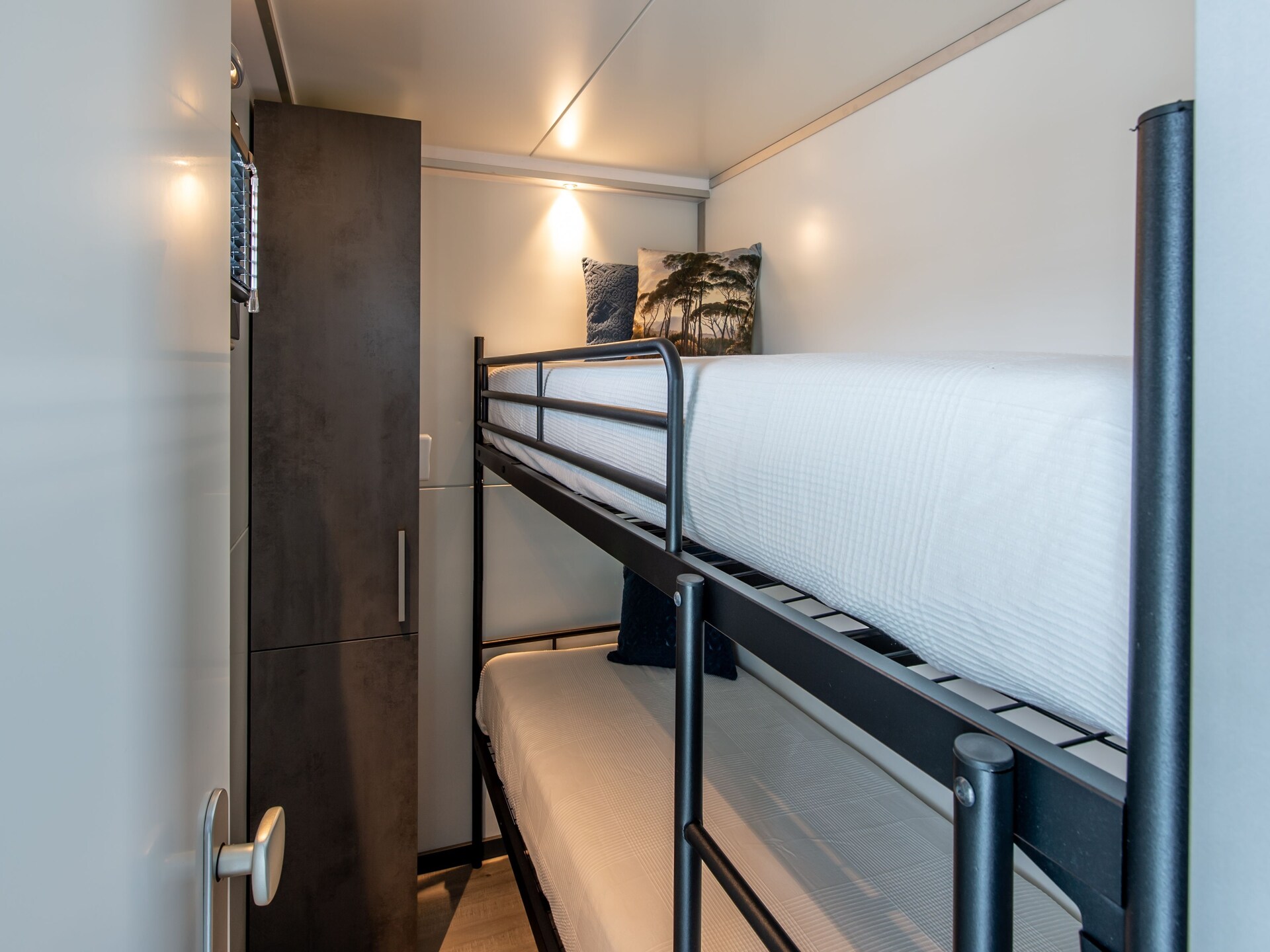 Waterlodge Blue Lagoon: luxe woonboot aan het Veerse Meer - foto 12